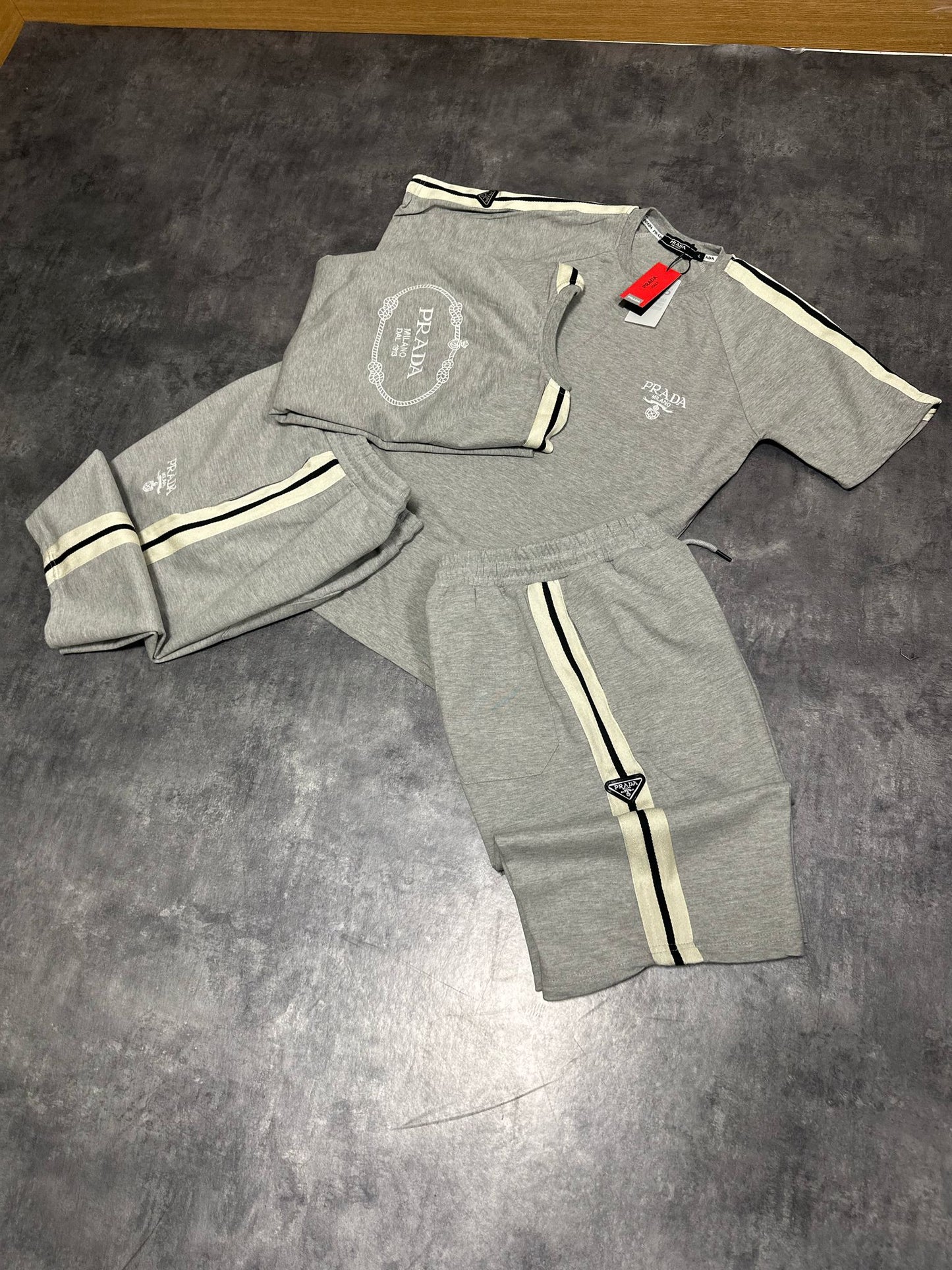 Conjunto prada gris logo blanco