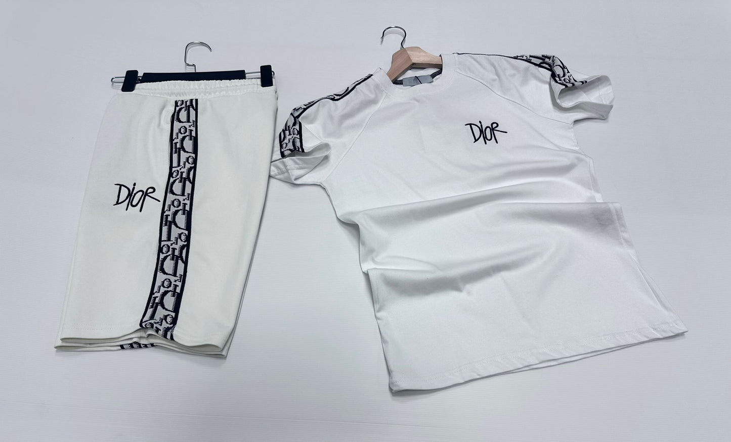 Conjunto dior blanco logo negro detalles negros
