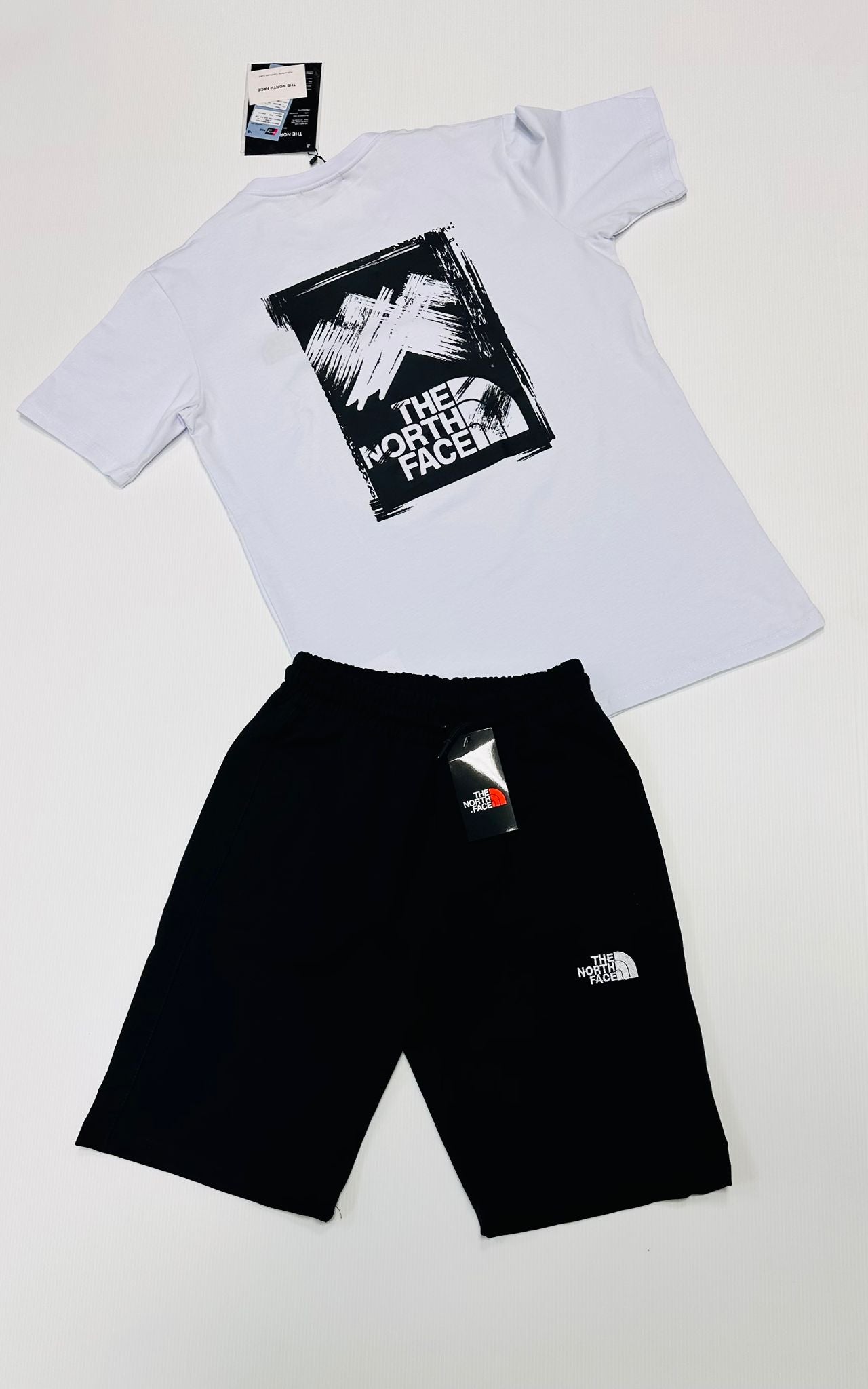 Conjunto north face blanco logo negro y blanco