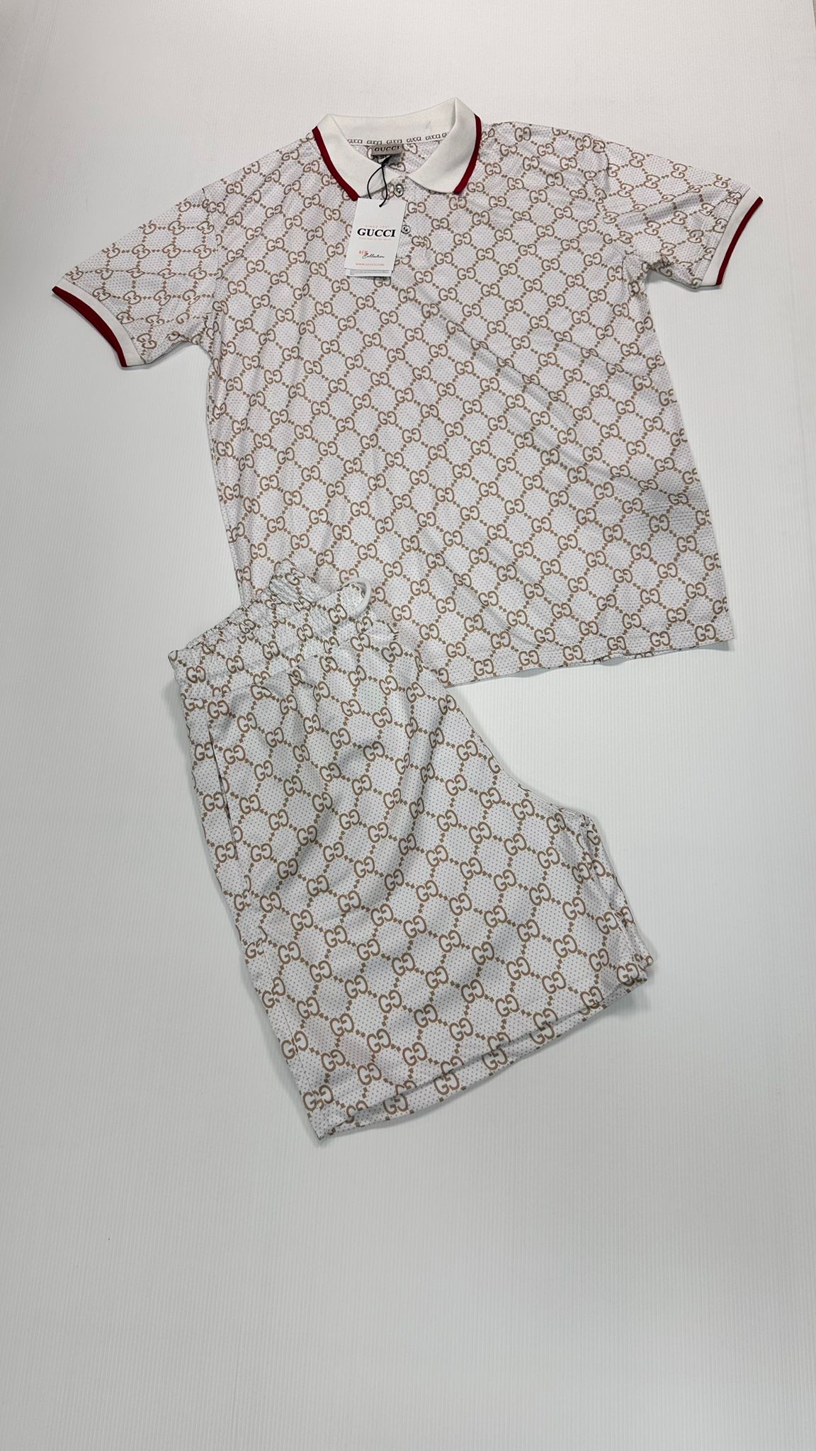 Conjunto Gucci blanco logo dorado
