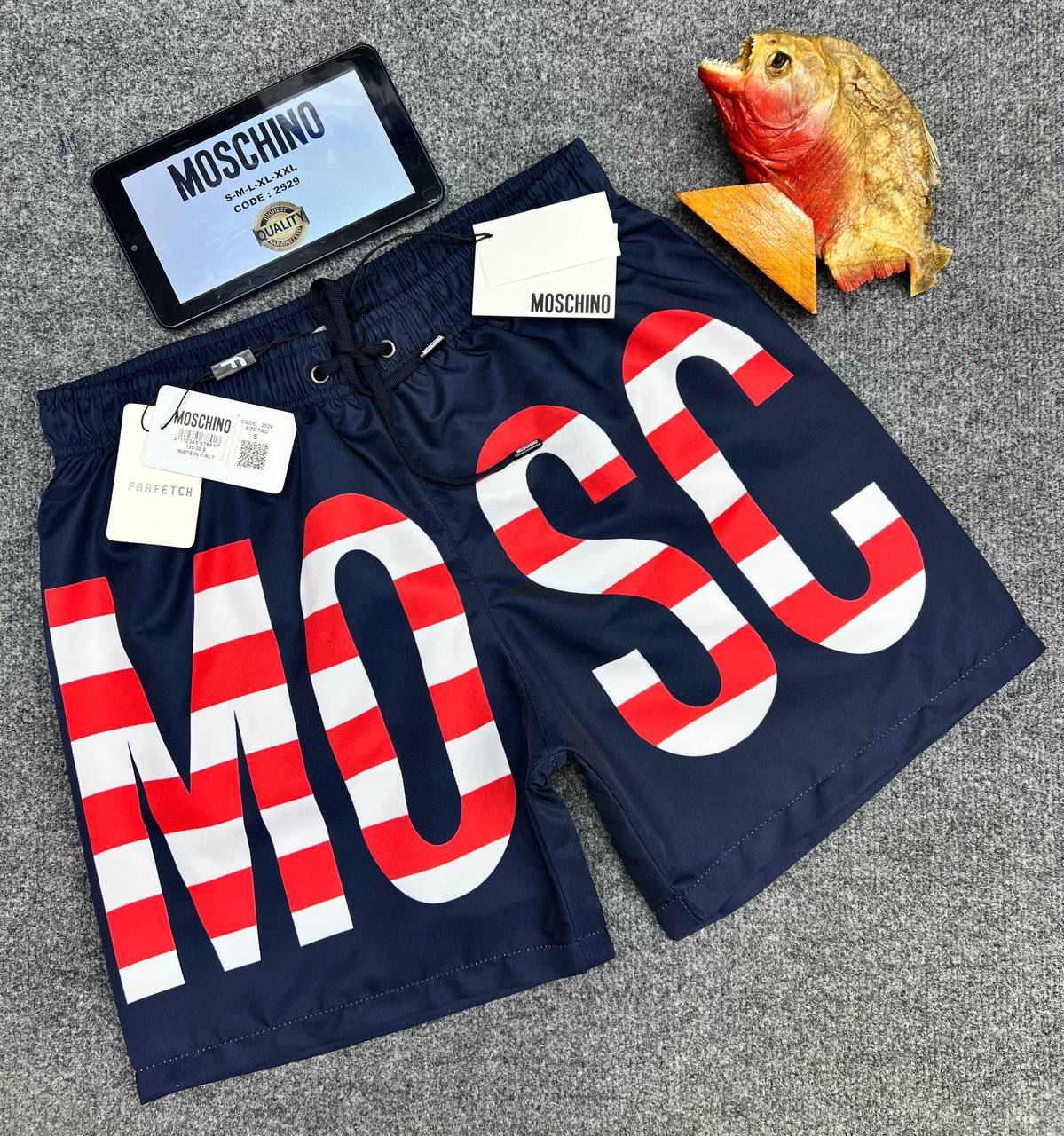 Bañador Moschino azul logo blanco y rojo