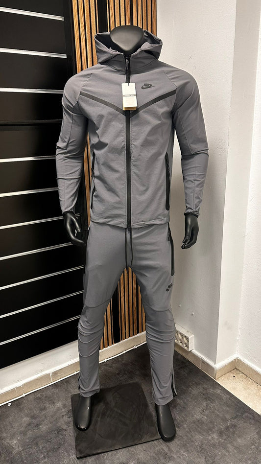 Chandal Nike Tech gris oscuro logo negro