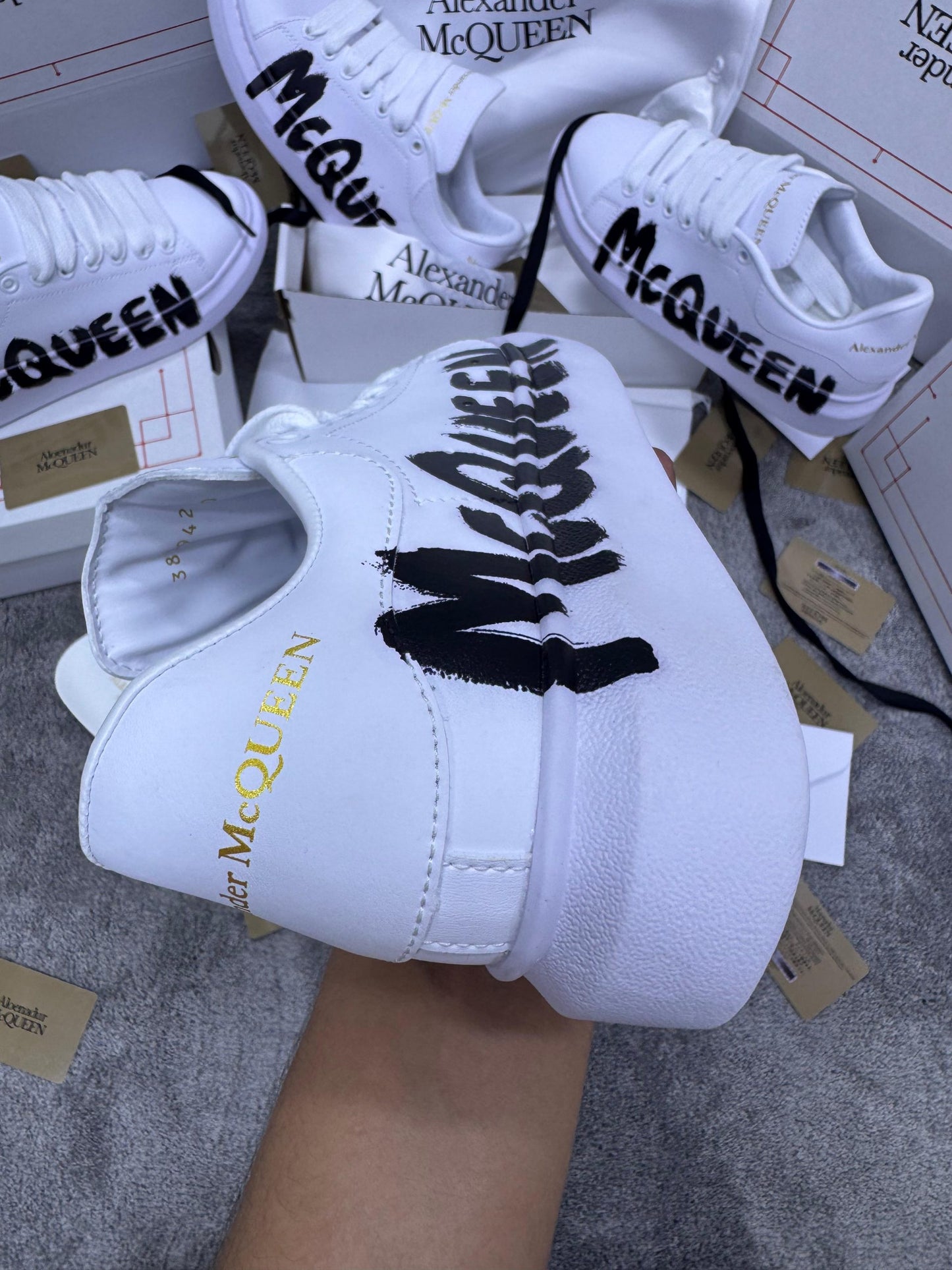 Alexander McQueen blanco logo graffiti negro