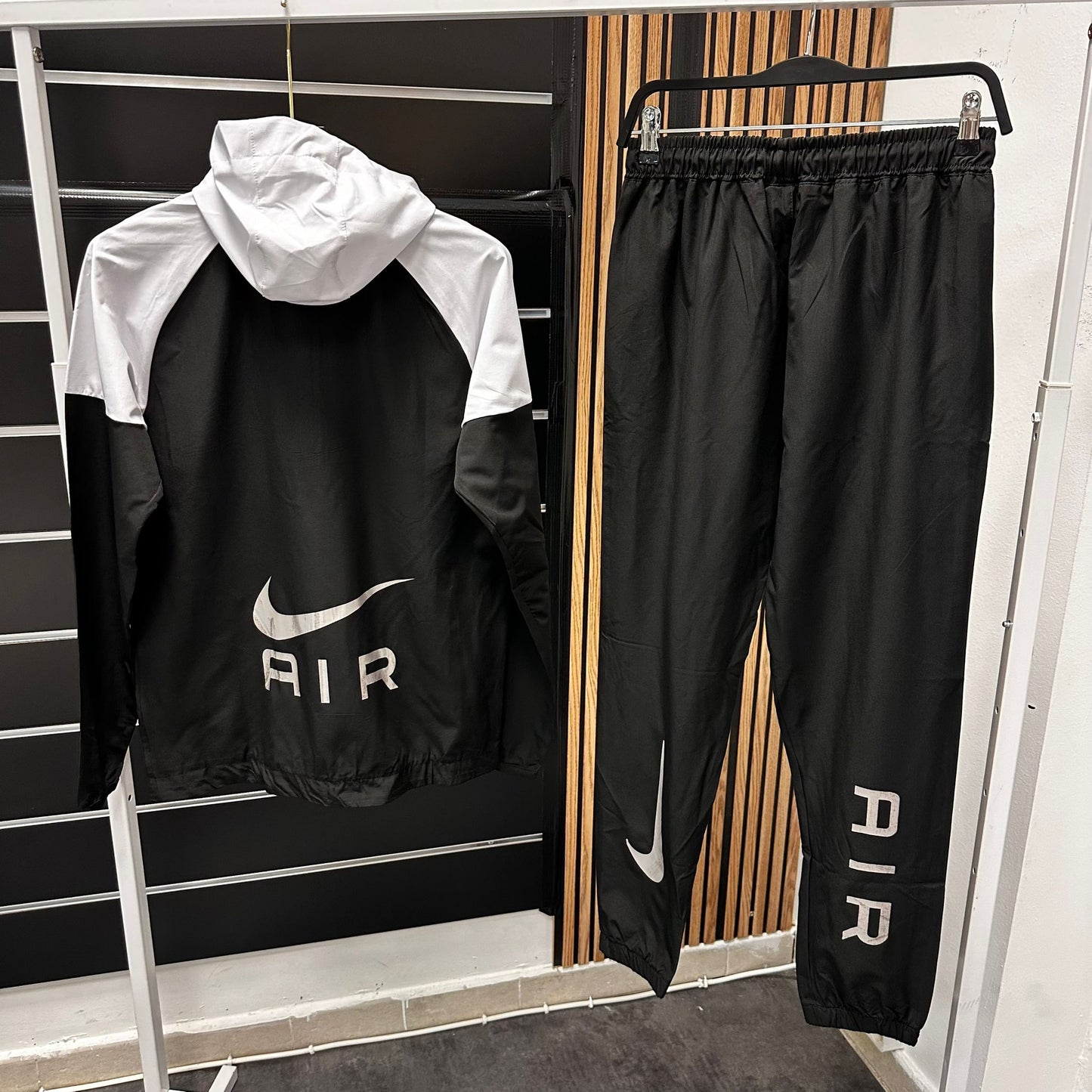 Chandal Nike air negro y blanco logo negro