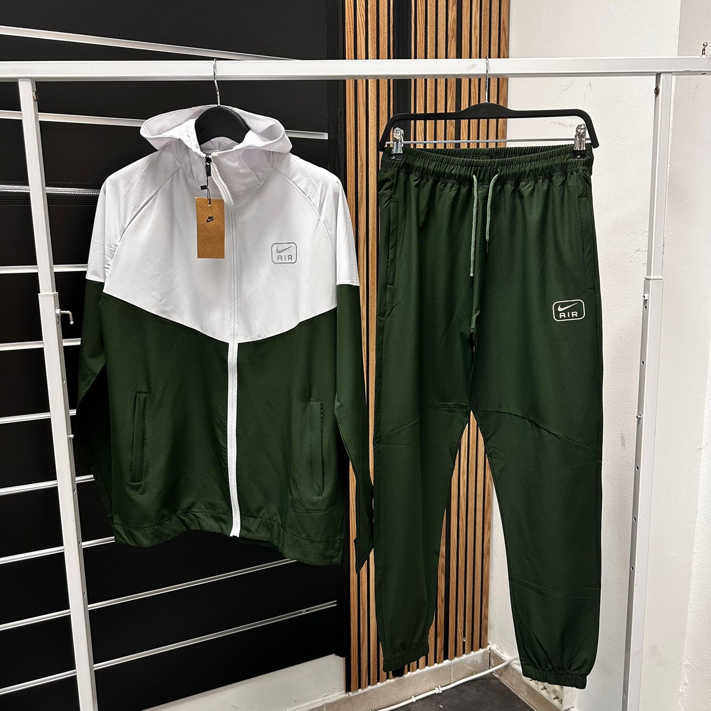 Chandal Nike air blanco y verde oscuro logo gris