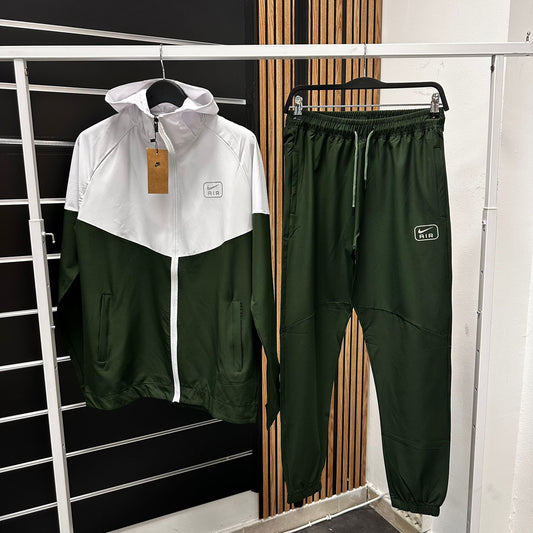 Chandal Nike air blanco y verde oscuro logo gris