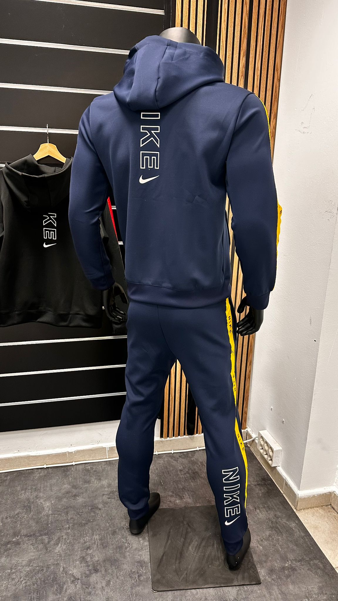 Chandal Nike azul marino logo blanco y amarillo detalles amarillo laterales