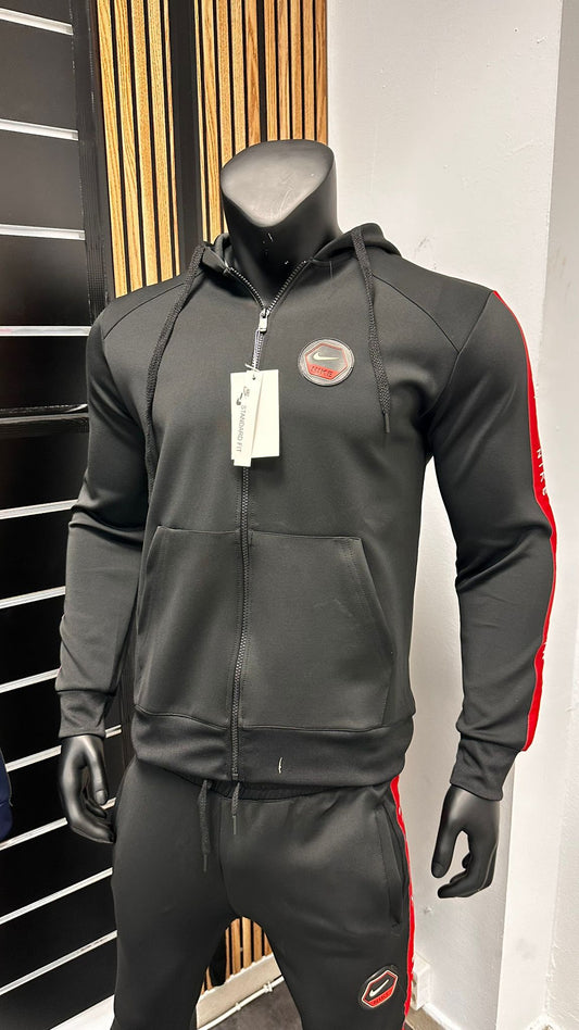 Chandal Nike negro logo blanco y rojo detalles rojos laterales