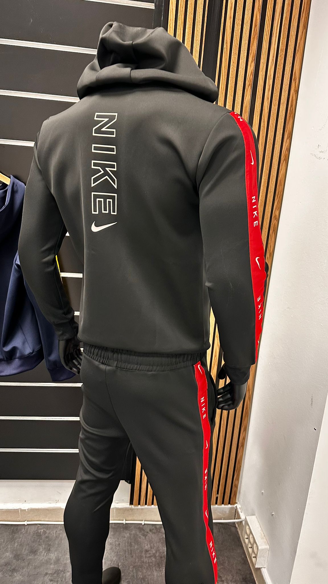 Chandal Nike negro logo blanco y rojo detalles rojos laterales