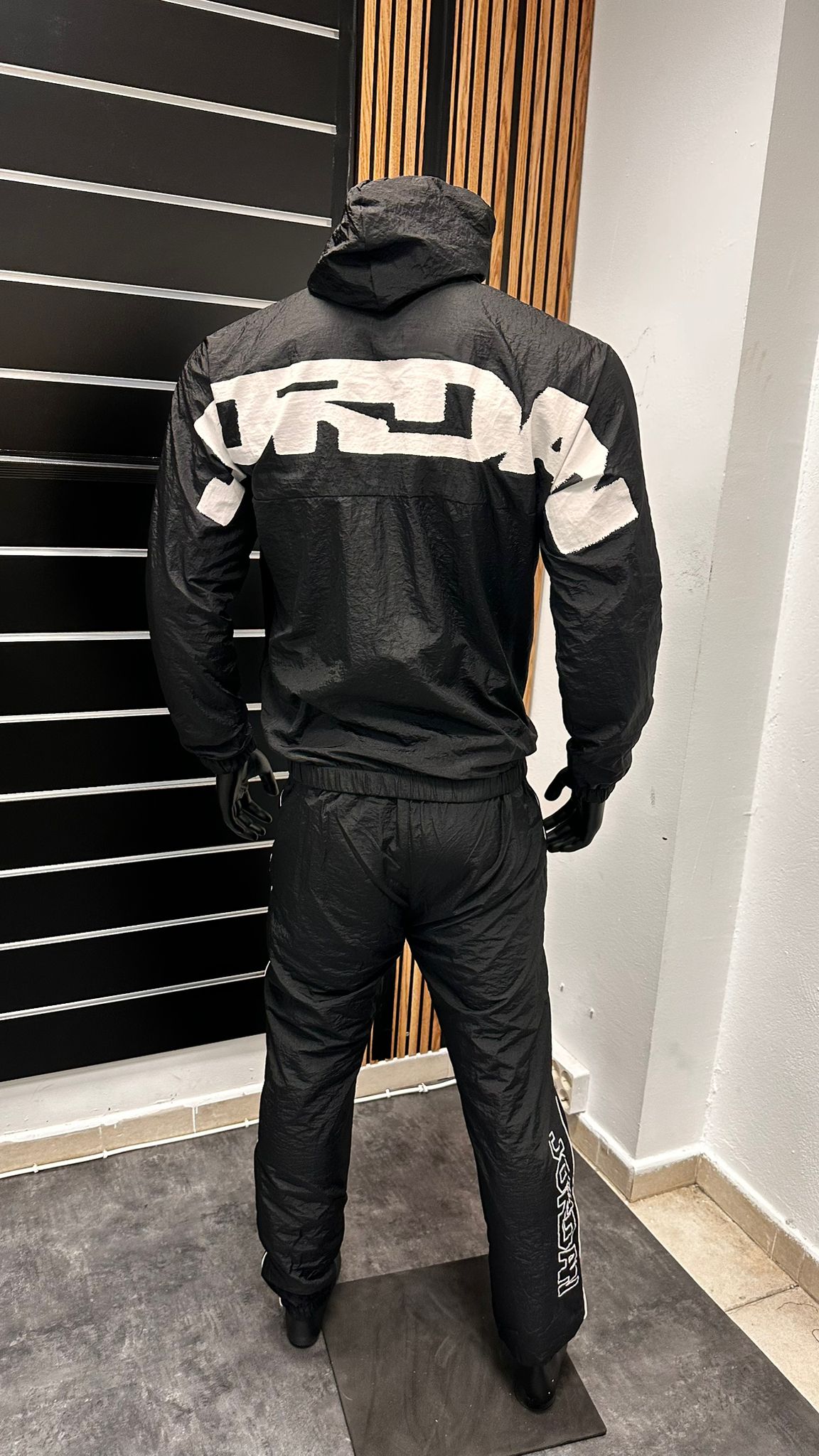 Chandal jordan negro logo blanco solapa