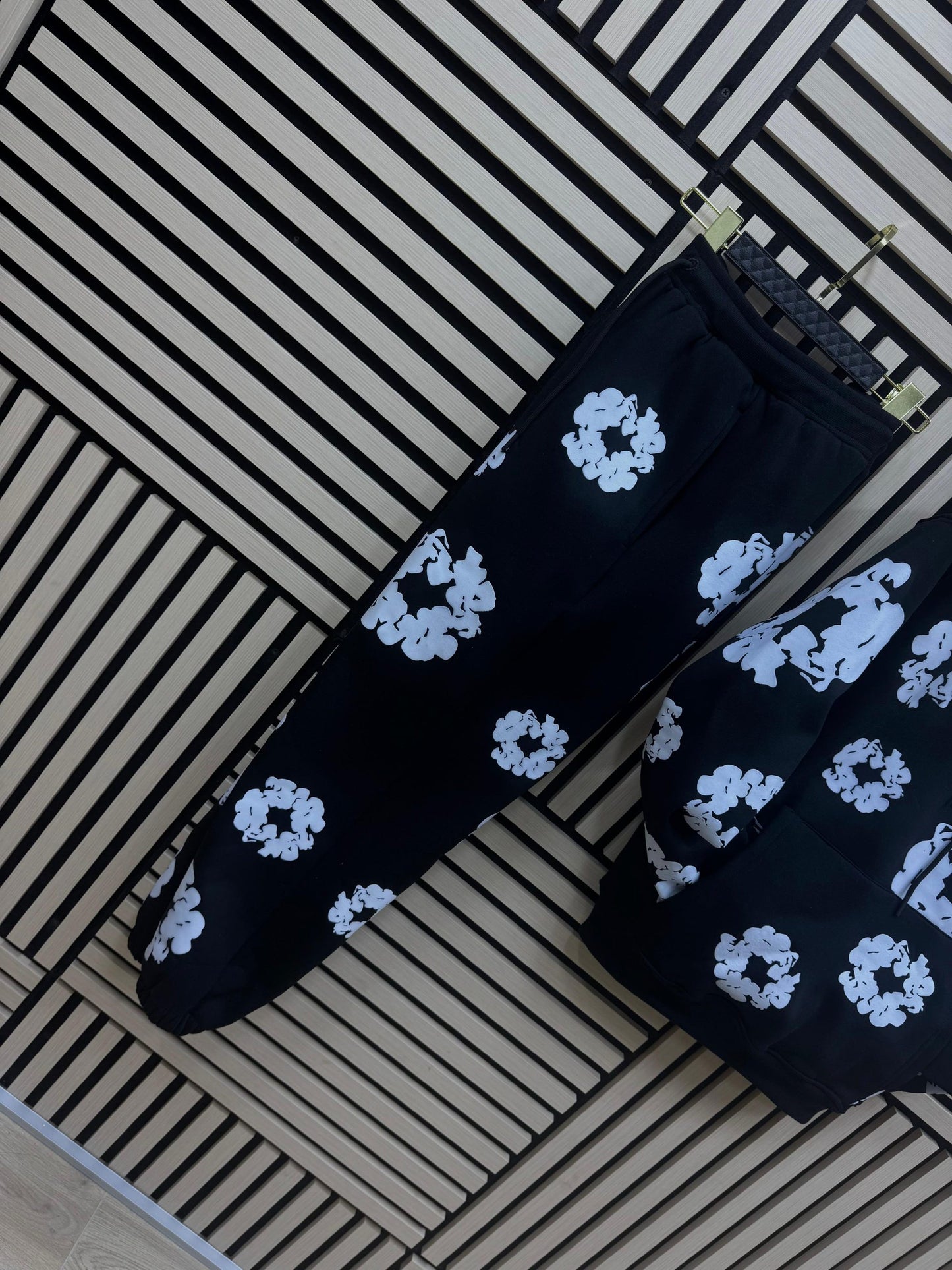 Chandal denim tears negro logos blancos