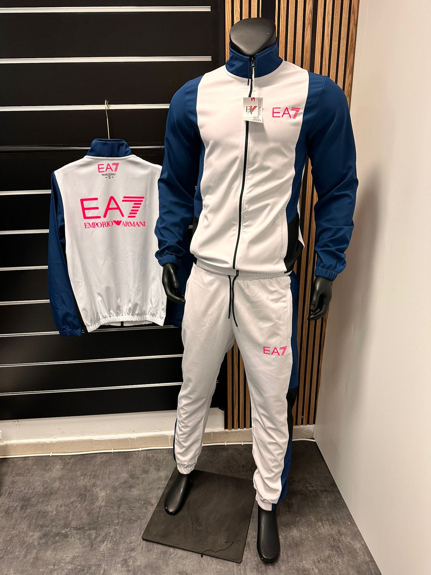 Chandal Armani blanco logo rosa detalles azules