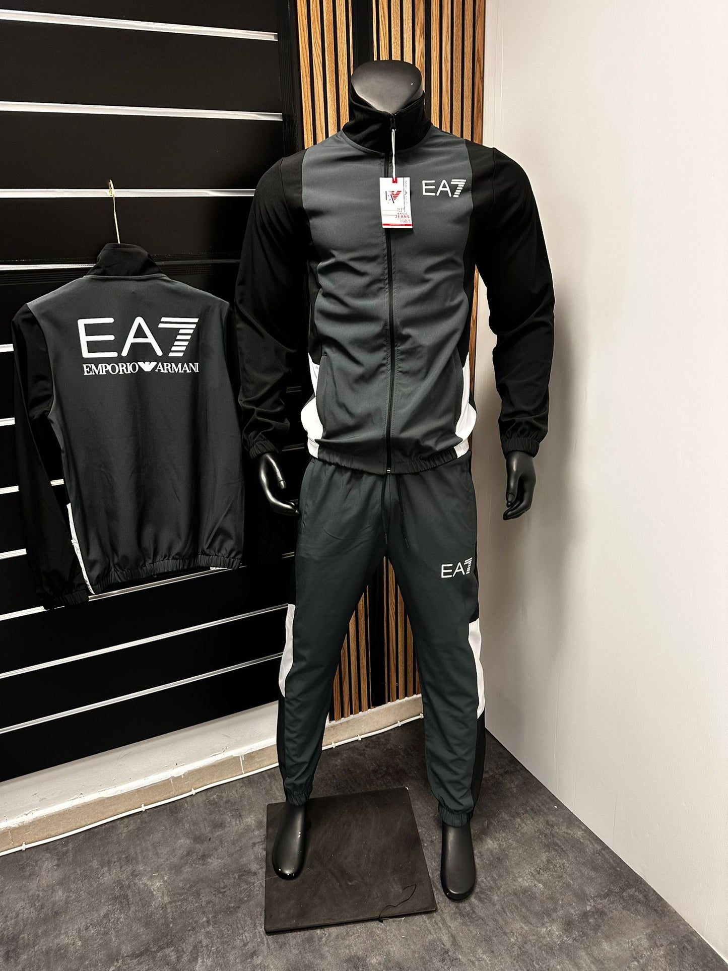 Chandal Armani gris logo blanco detalles negros