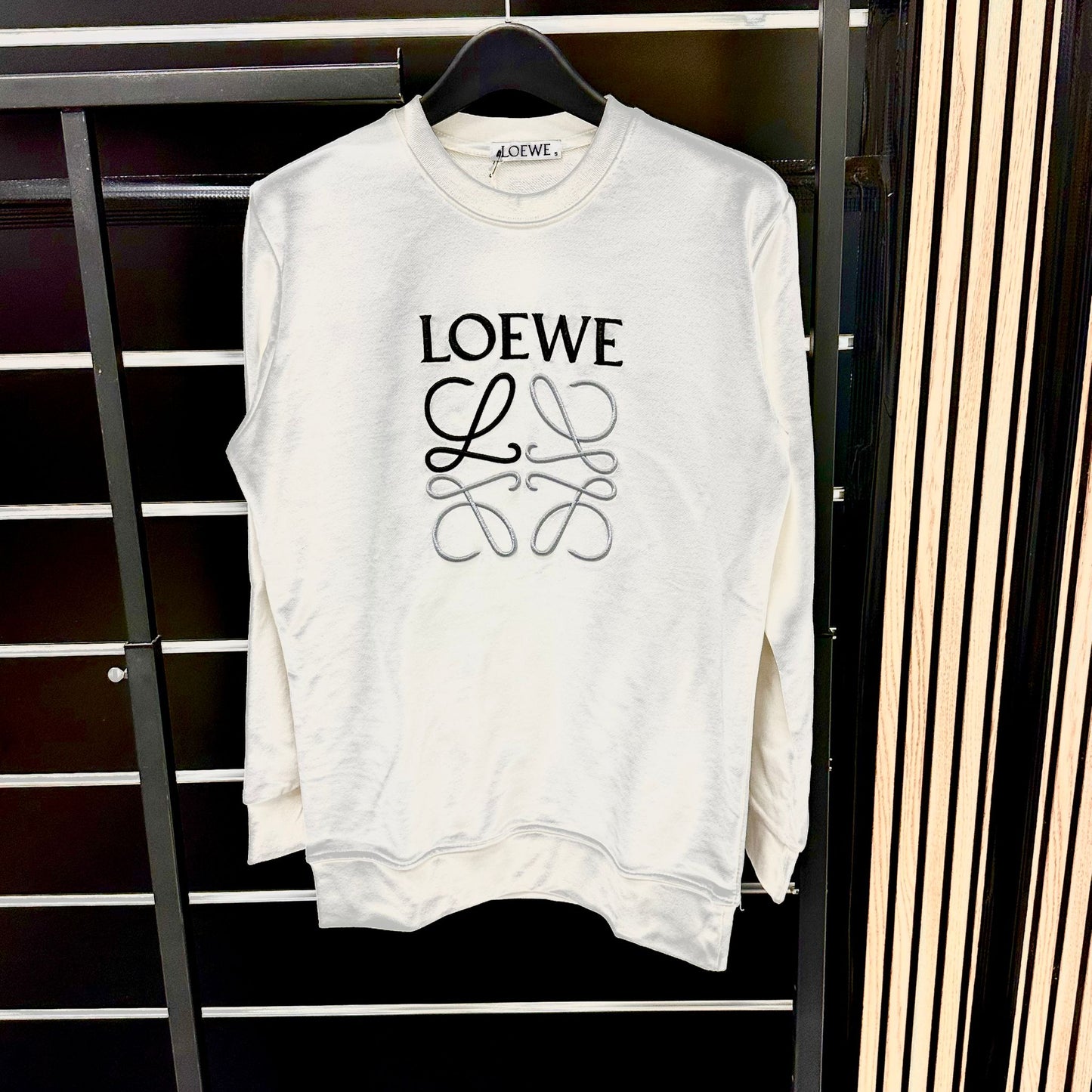 Sudadera LOEWE blanco logo negro y gris