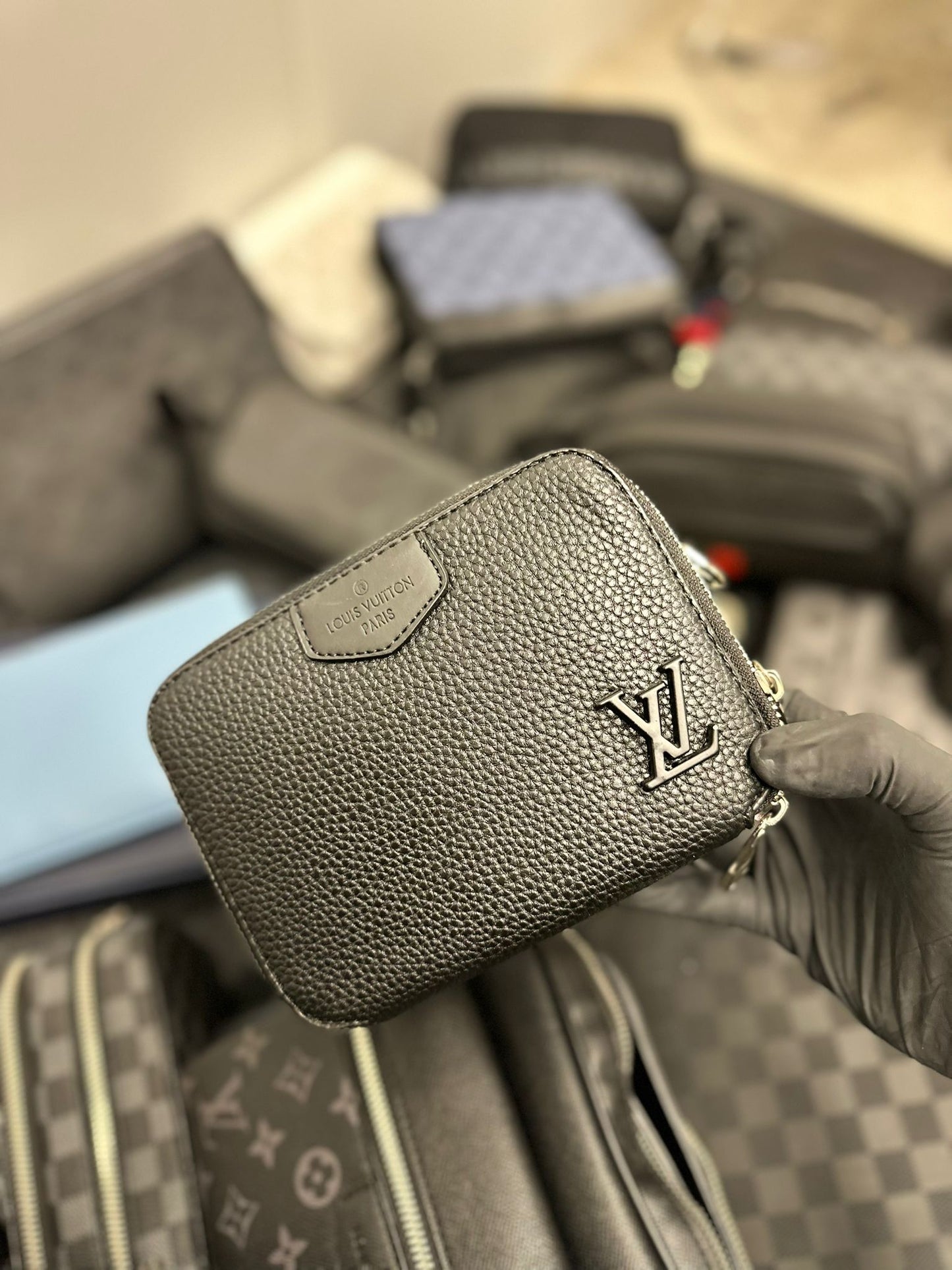 Bolso de mano LV negro logo esquina