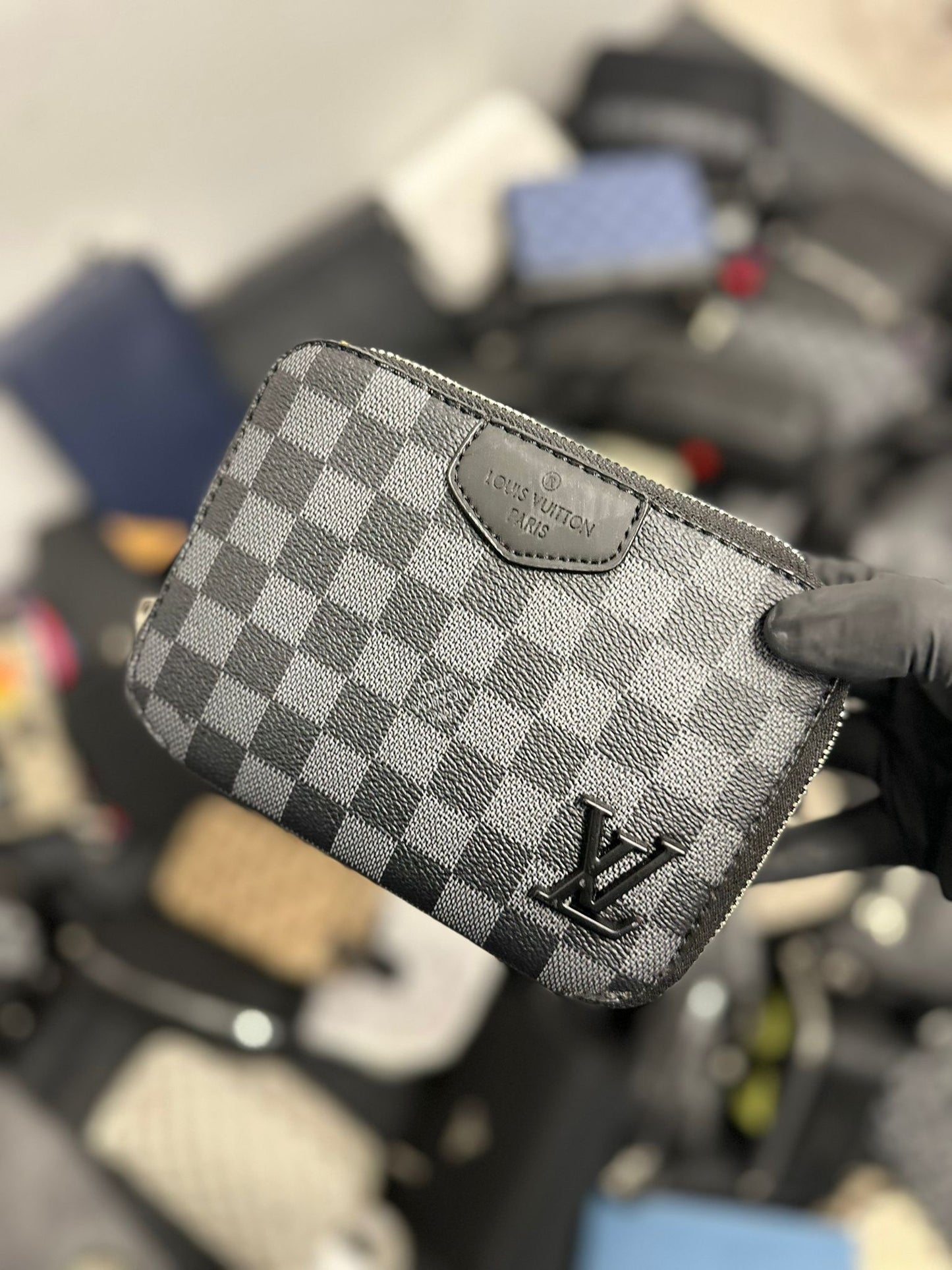 Bolso de mano LV negro y gris logo esquina