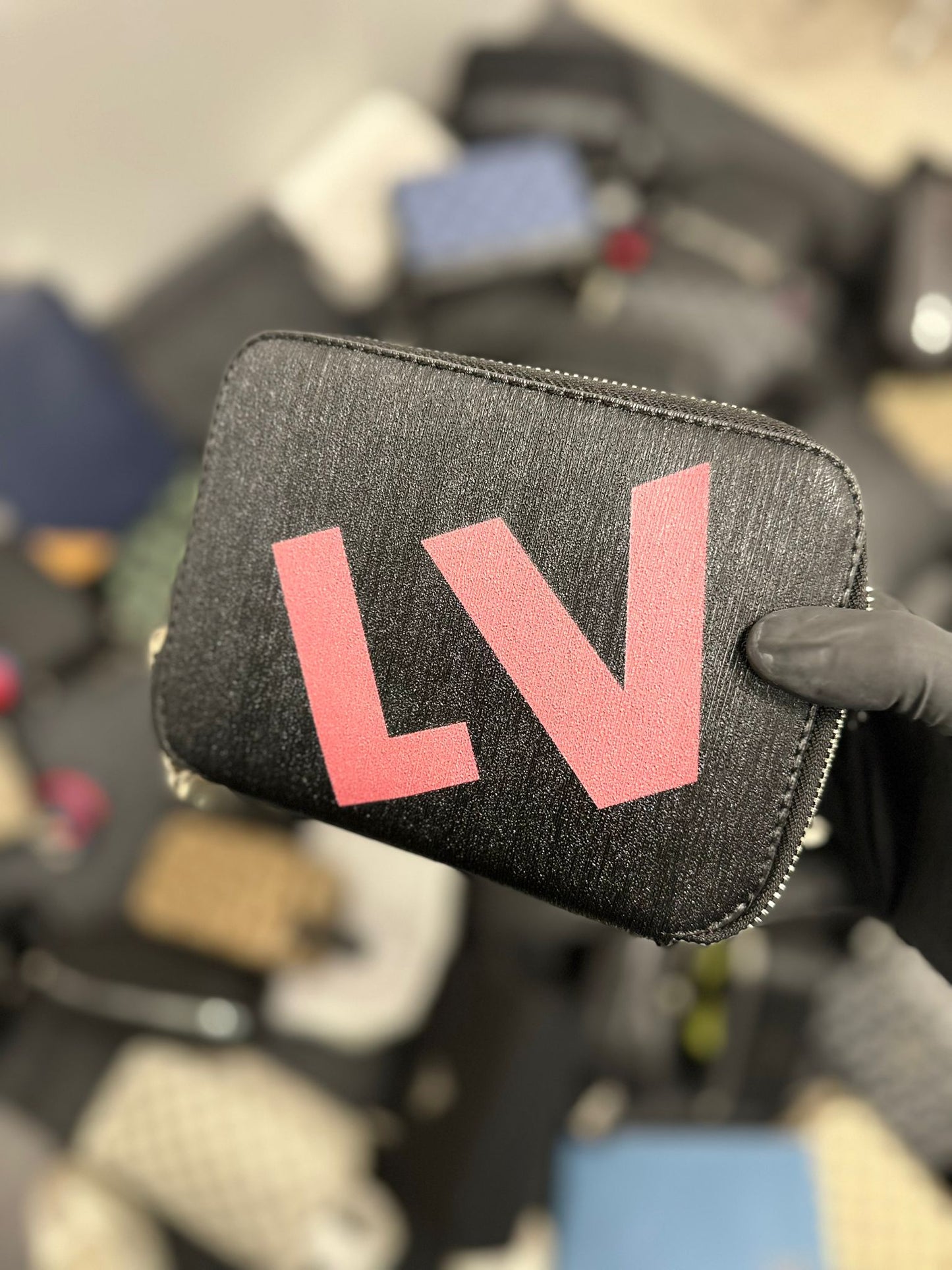 Bolso de mano LV negro logo rosa