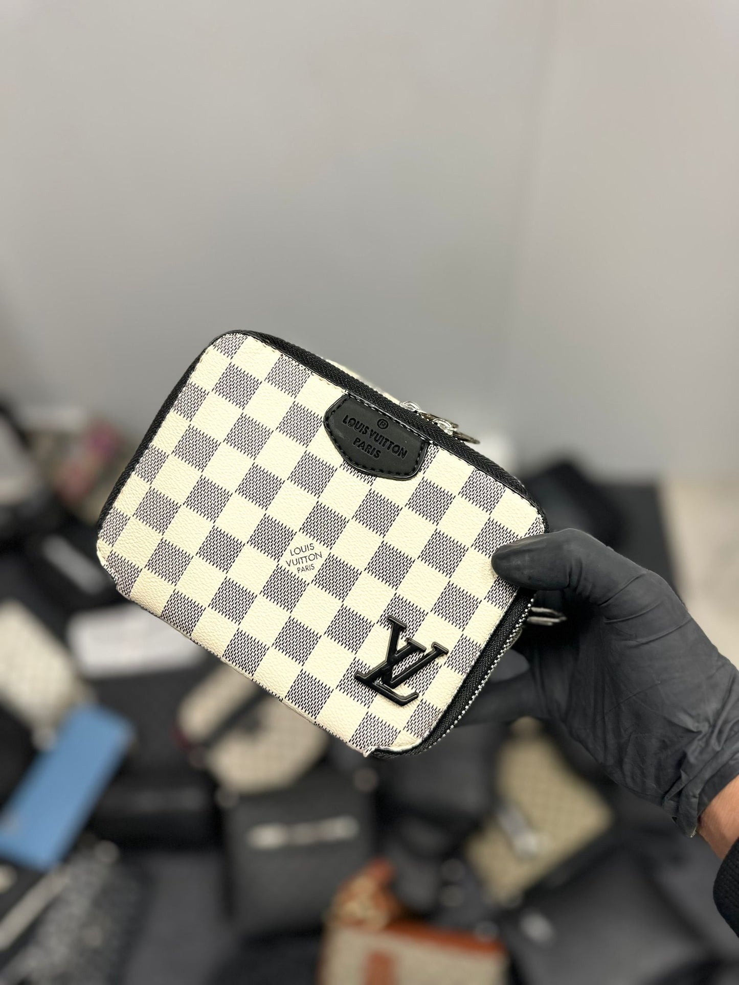 Bolso de mano LV crema y gris logo negro