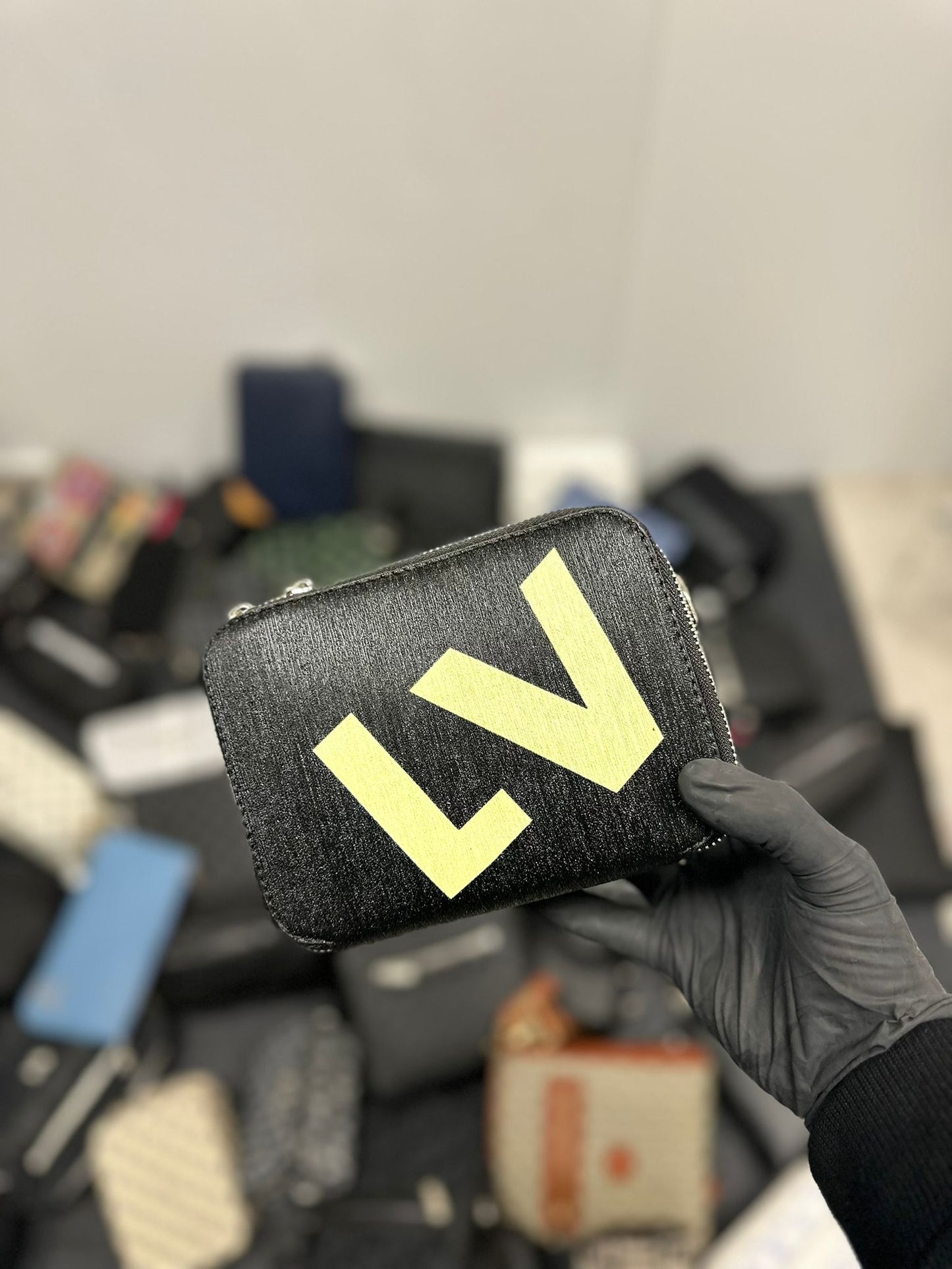 Bolso de mano LV negro logo amarillo