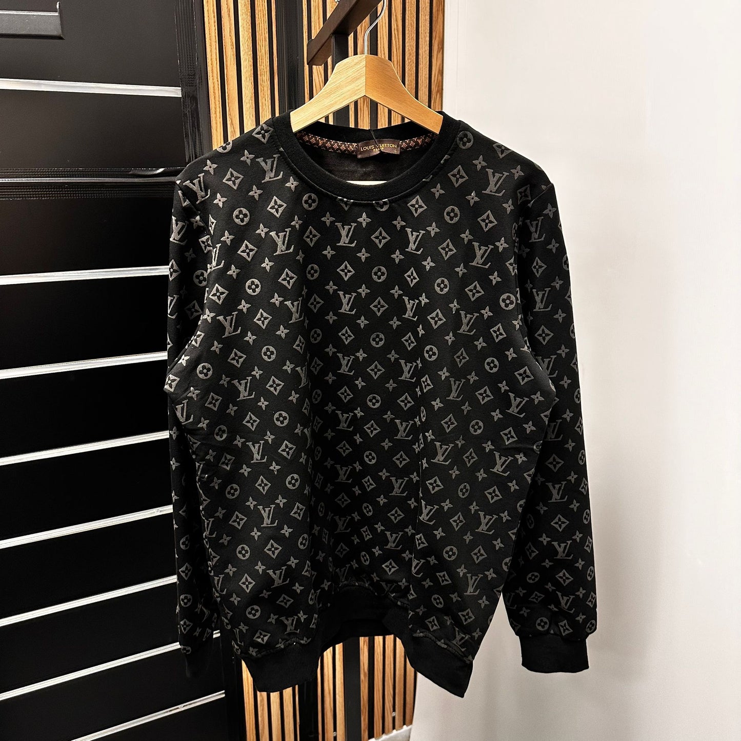 Sudadera LV negra logo gris