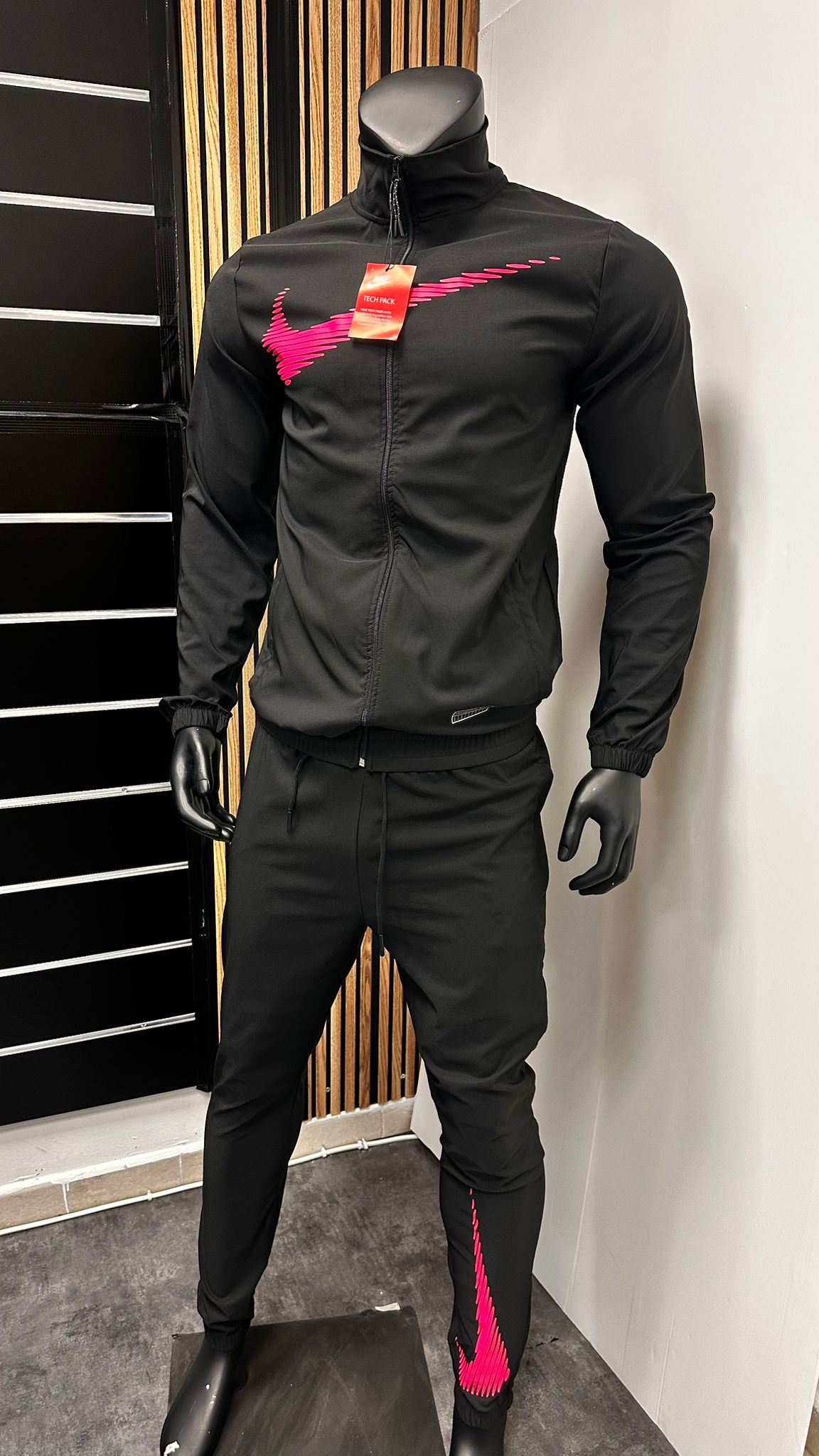 Chandal nike air negro logo rosa