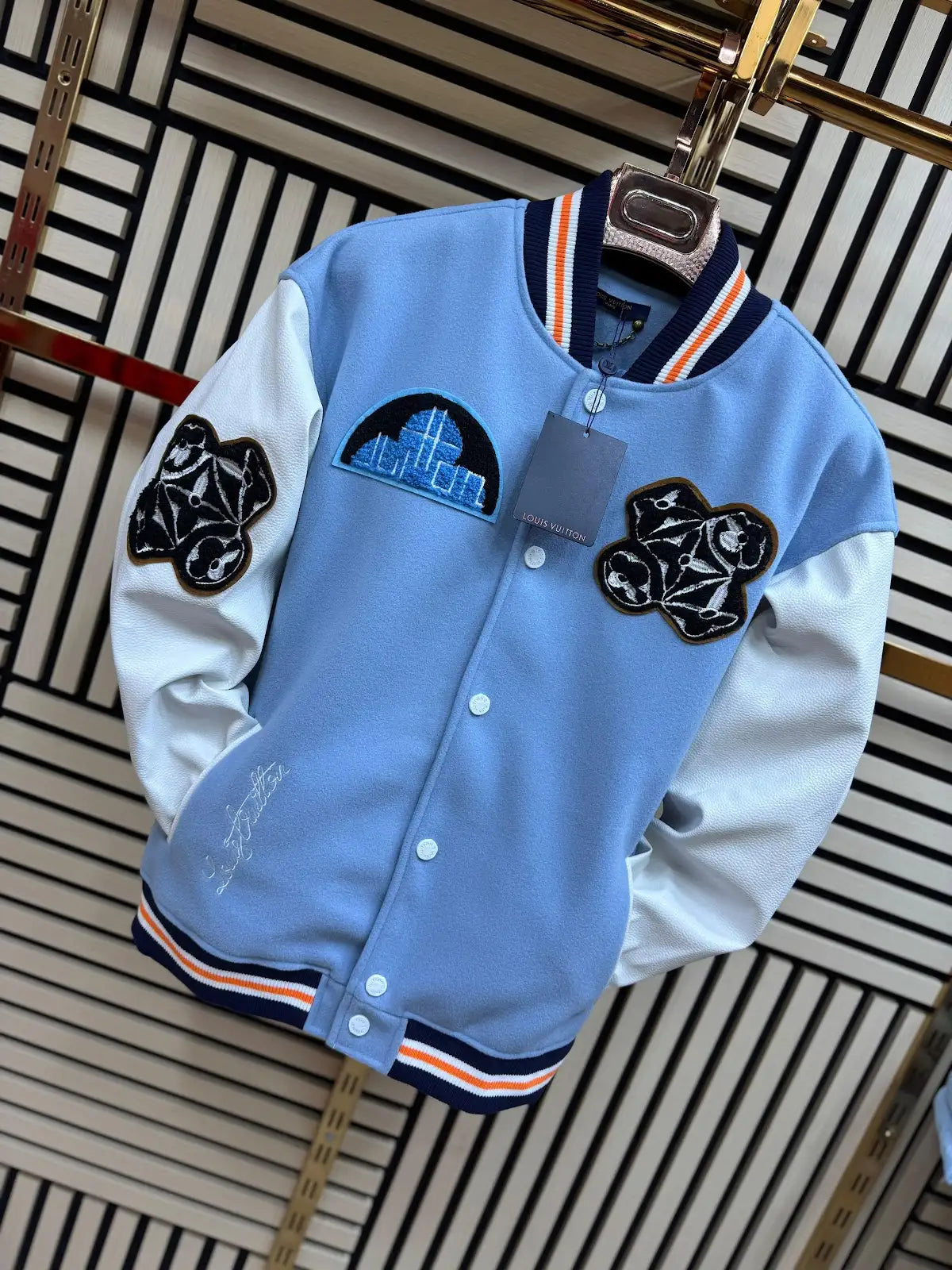 Chaqueta LV azul logo negro y blanco detalles blancos