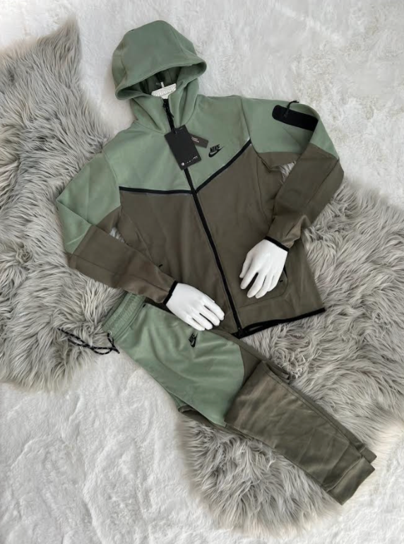 Nike tech verde y marron lineas negras logo negro