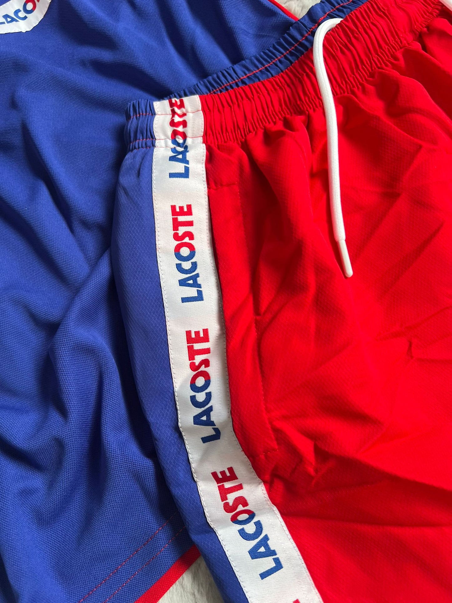 Conjunto corto lacoste azul marino y rojo logo verde