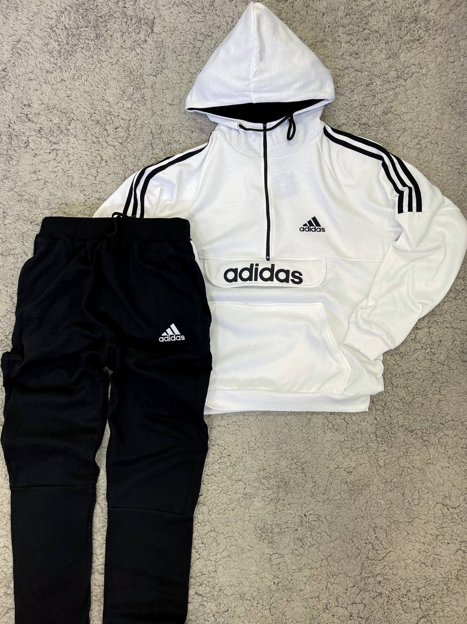CHANDAL ADIDAS BLANCO LOGO EN MEDIO SOLAPA DETALLES NEGRO