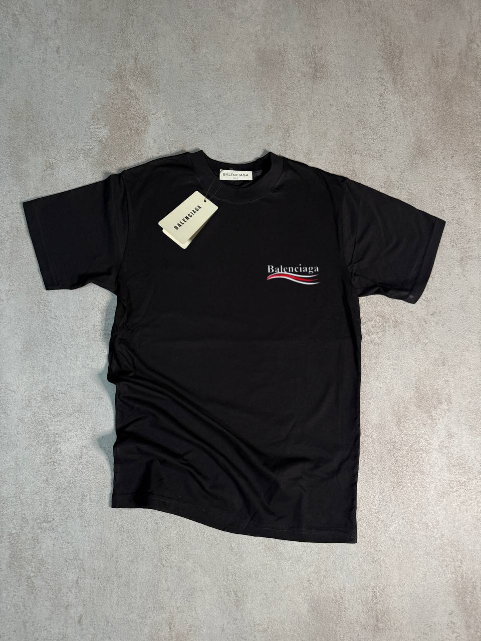 Camiseta Balenciaga negro logo blanco pequeño detalle rojo lateral