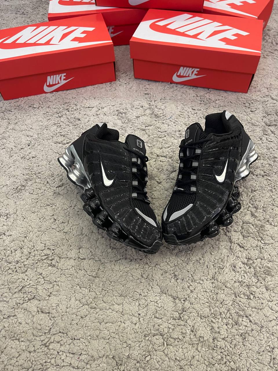 Shox negras logo plateado