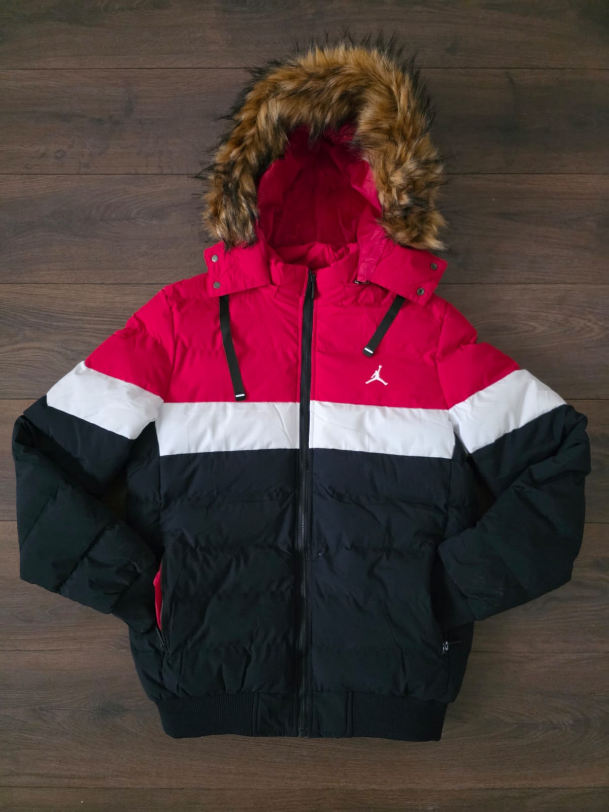 Abrigo jordan pelo negro rojo