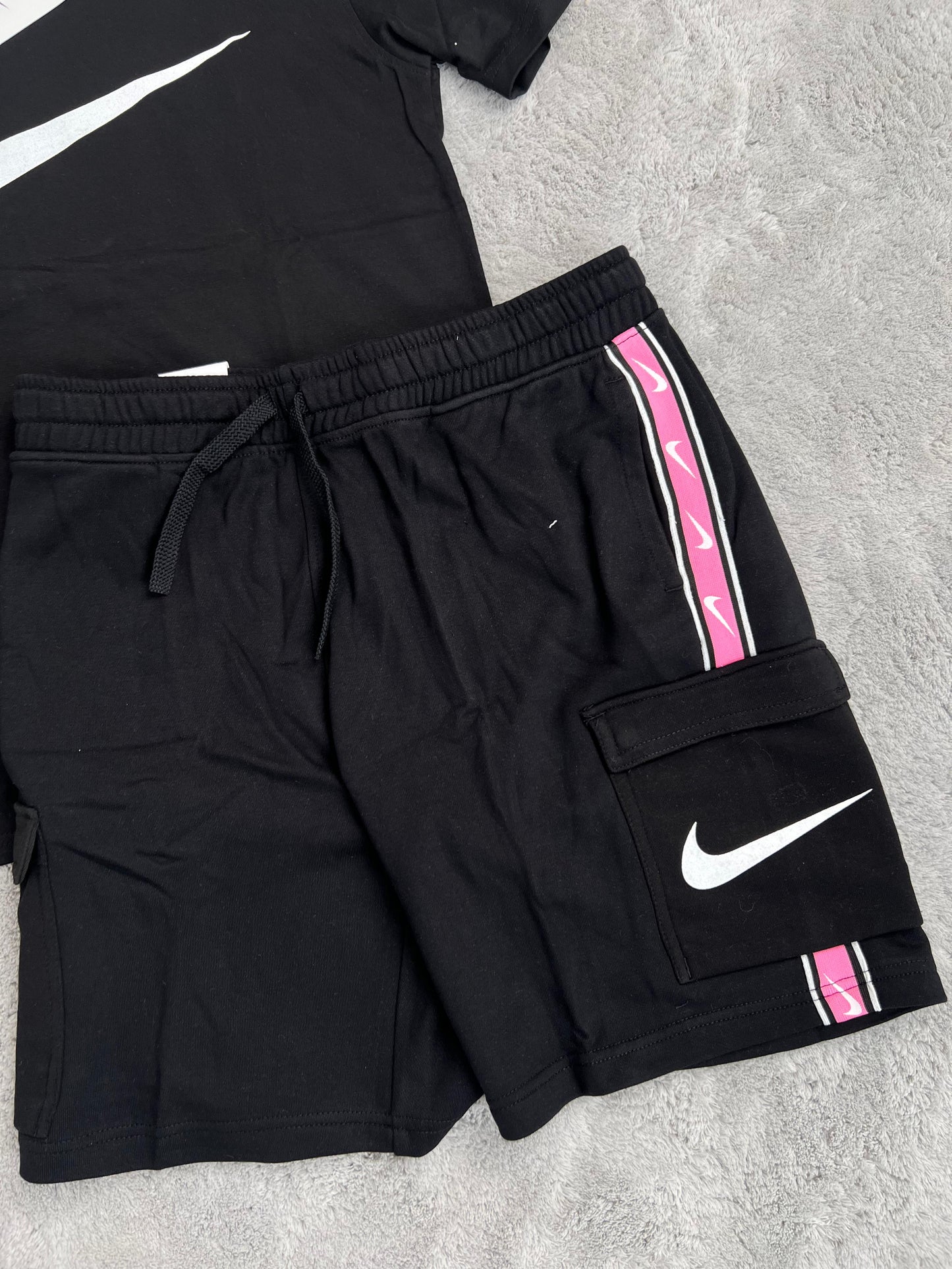 Conjunto corto negro nike logo blanco detalles rosas