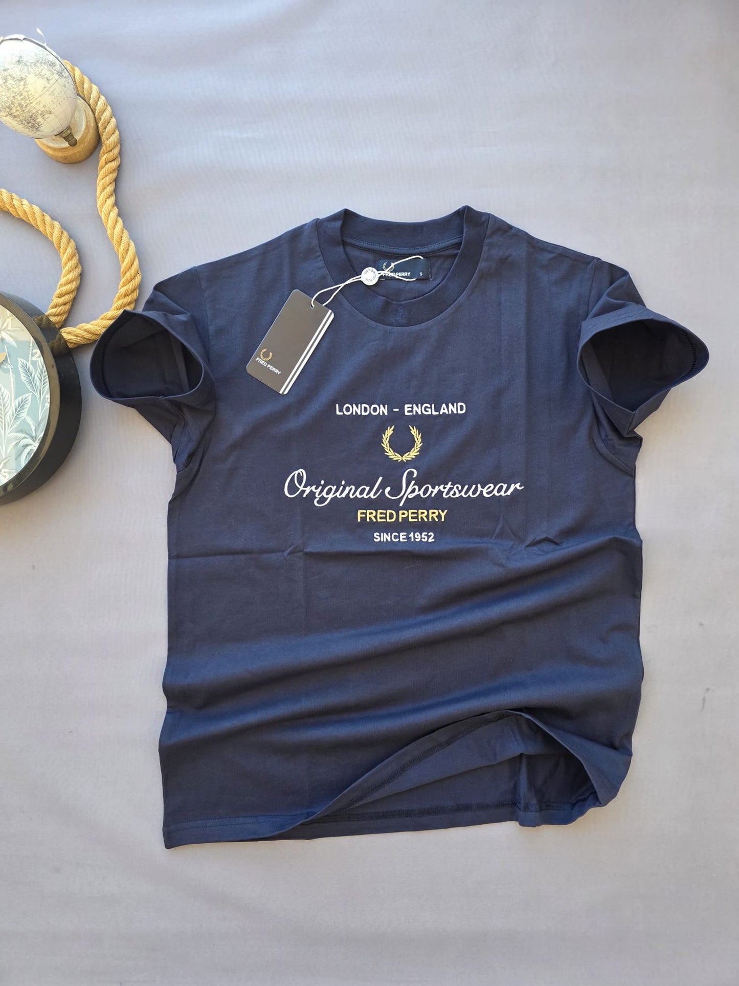 Camiseta fred perry azul marino logo blanco y dorado