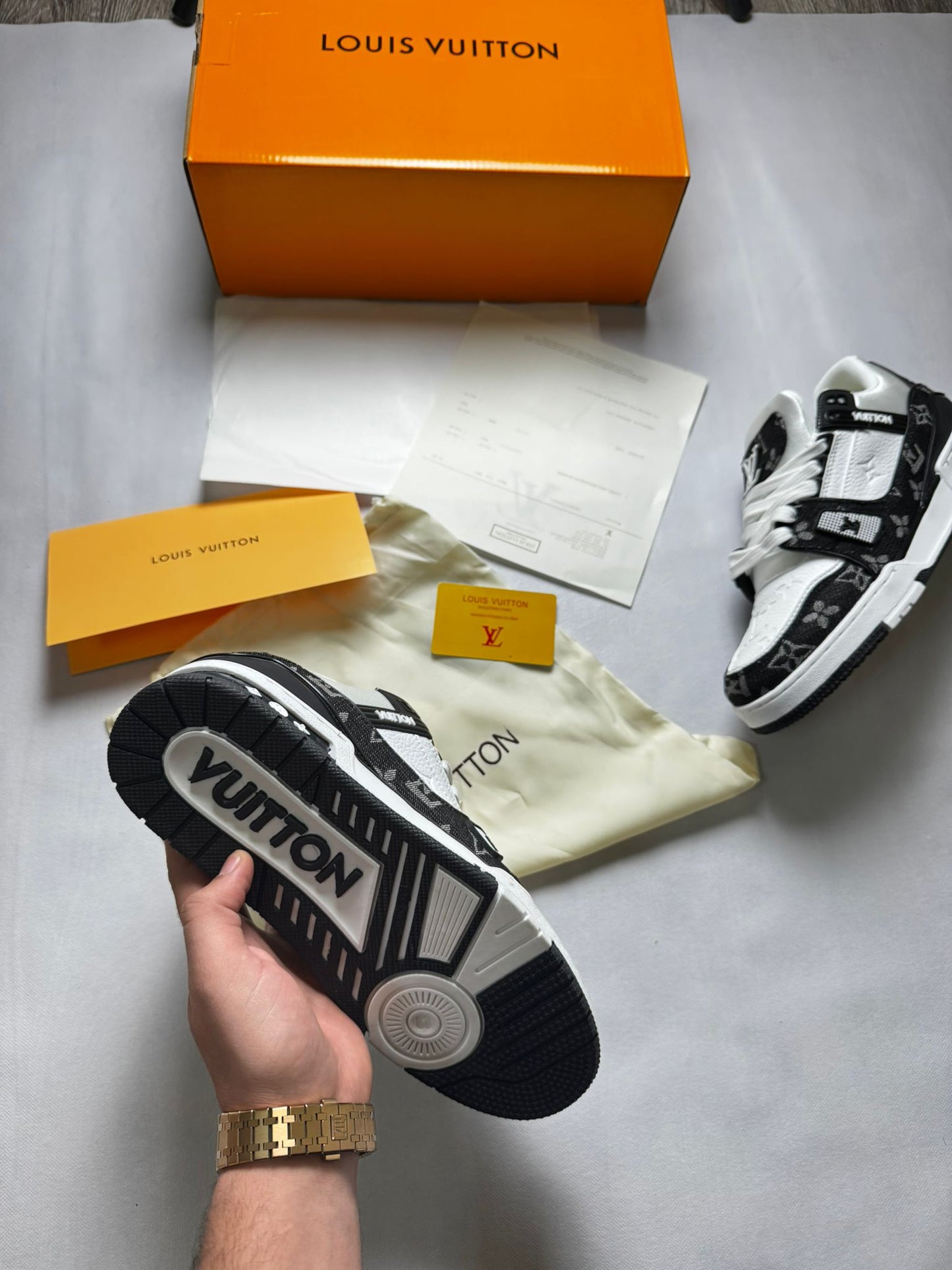 LV trainer blancas y negras