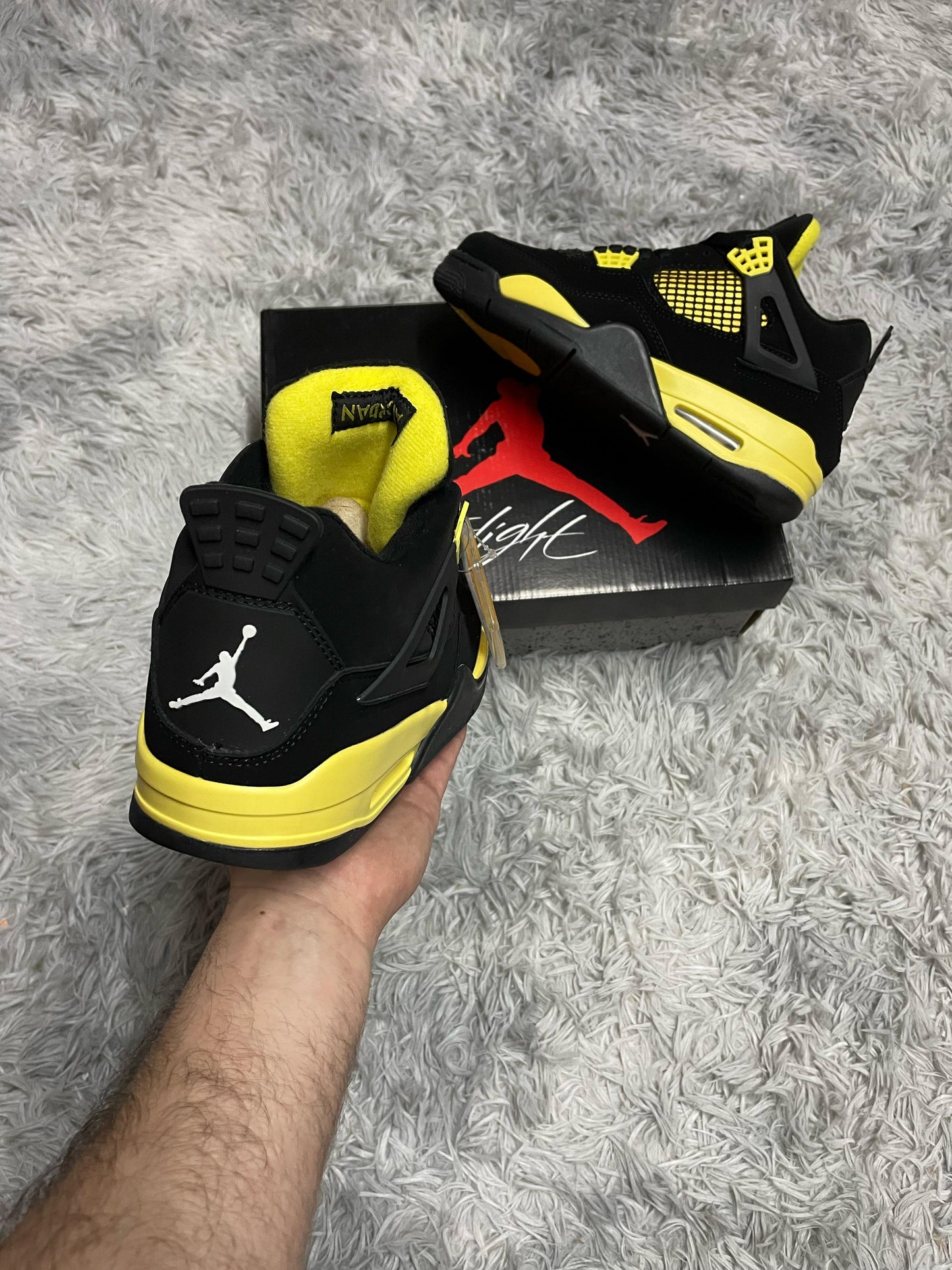 JORDAN 4 NEGRAS DETALLES AMARILLOS LOGO BLANCO