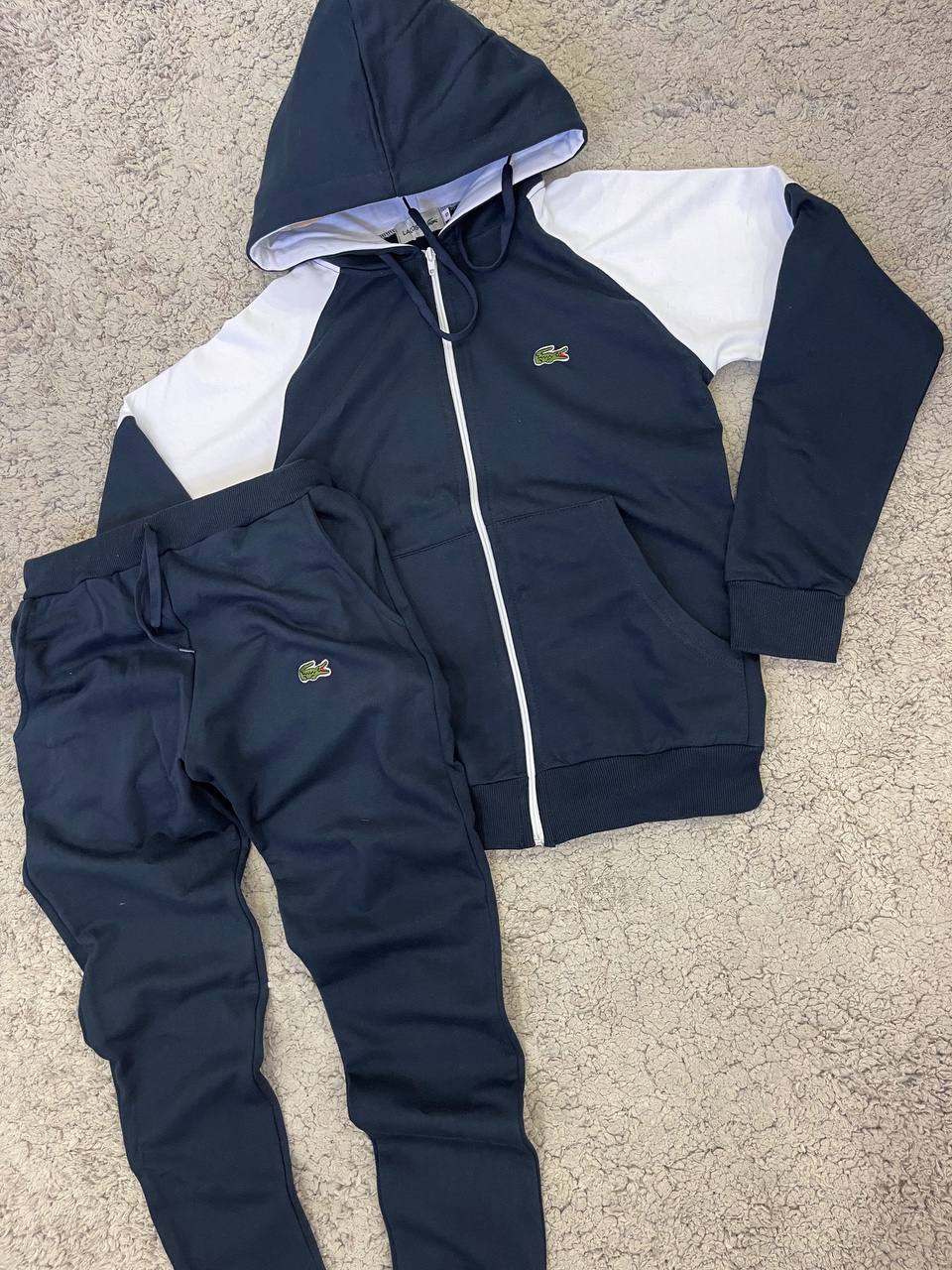 CHANDAL LACOSTE AZUL MARINO Y BLANCO LOGO VERDE CREMALLERA BLANCA