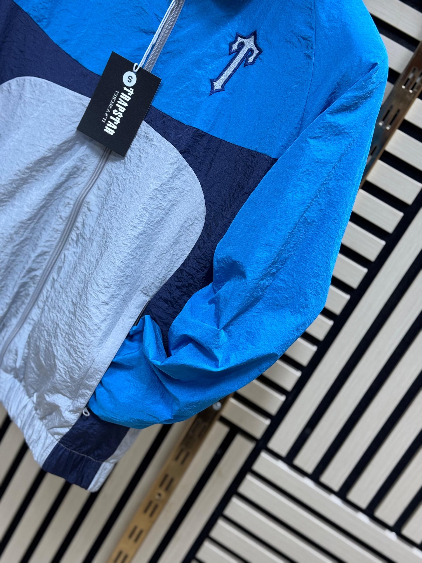 Chandal trapstar azul y blanco logo blanco contorno negro