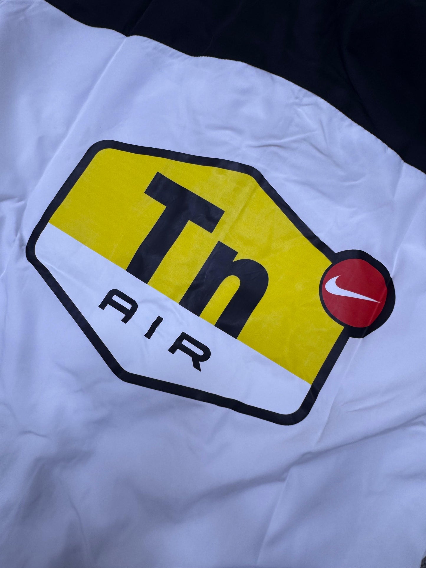 Chandal Nike tn blanco y negro logo amarillo
