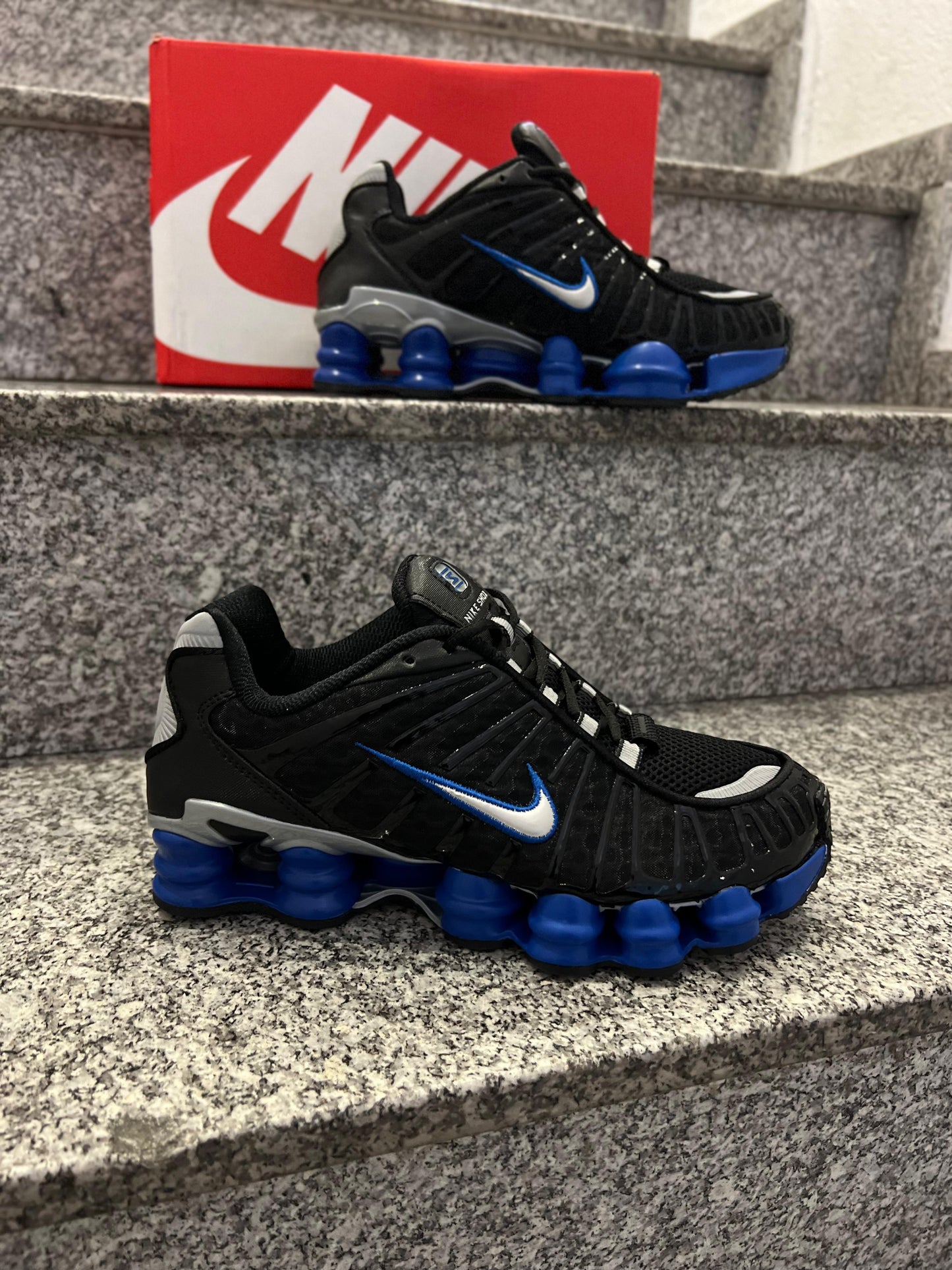 Shox negras y azules logo blanco contorno azul