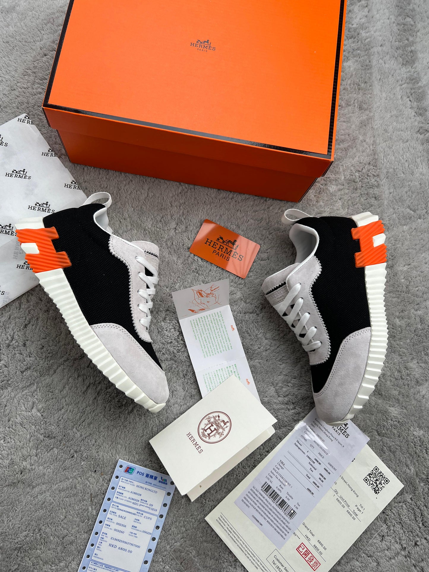 Hermes negras logo lateral naranja detalles grises