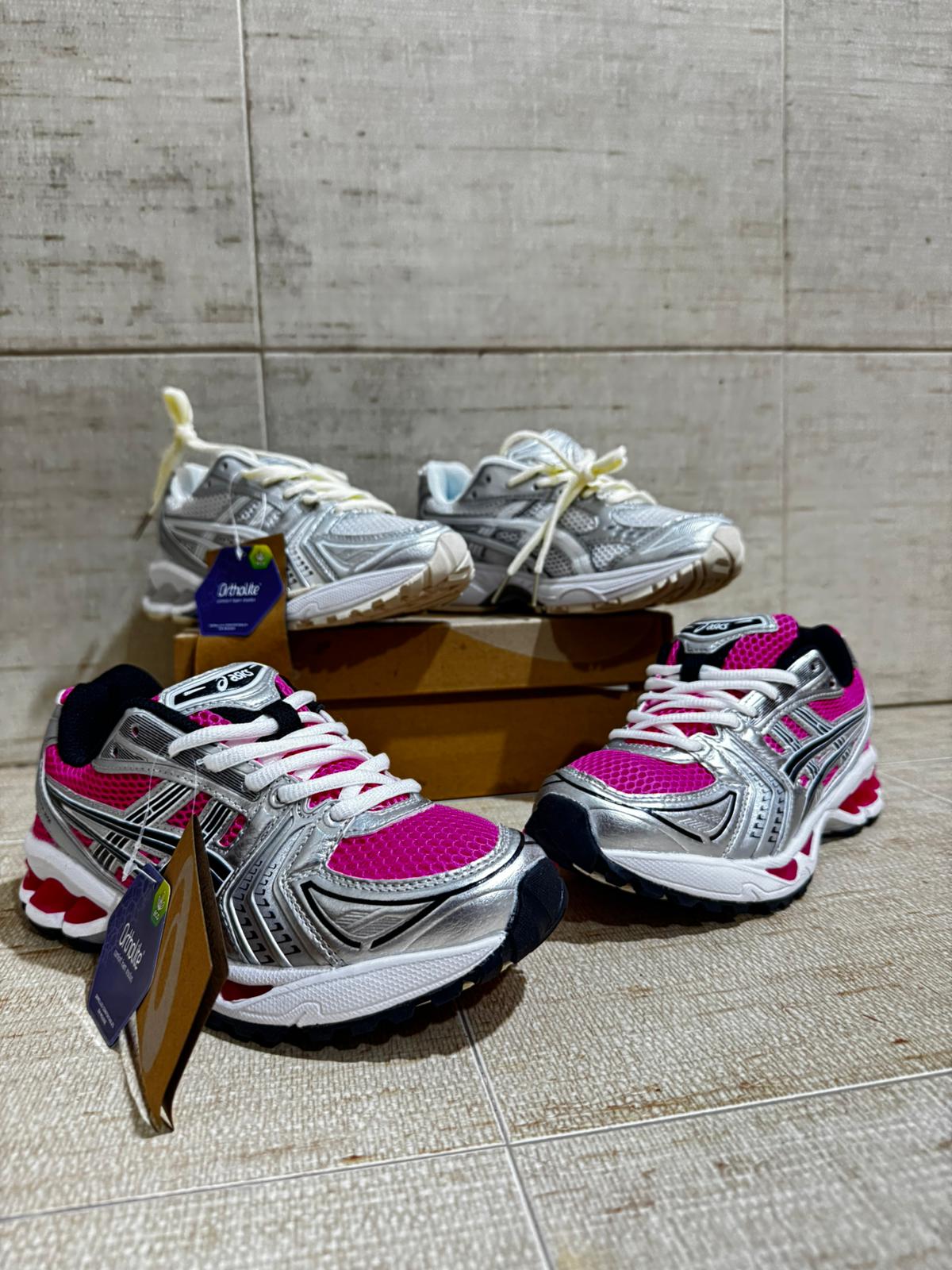 Asics rosas logo negro detalles plateados