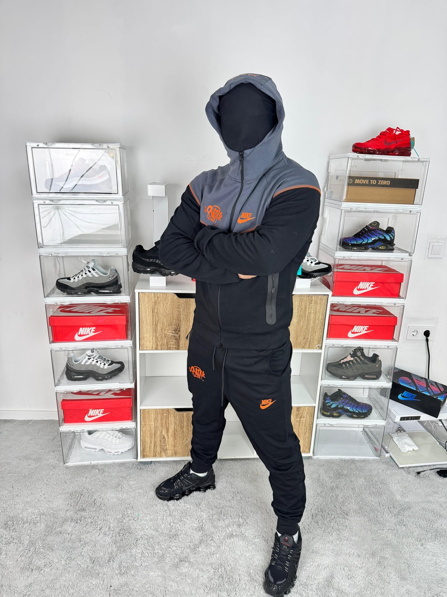 Nike tech X Central Cee negro y gris logo naranja