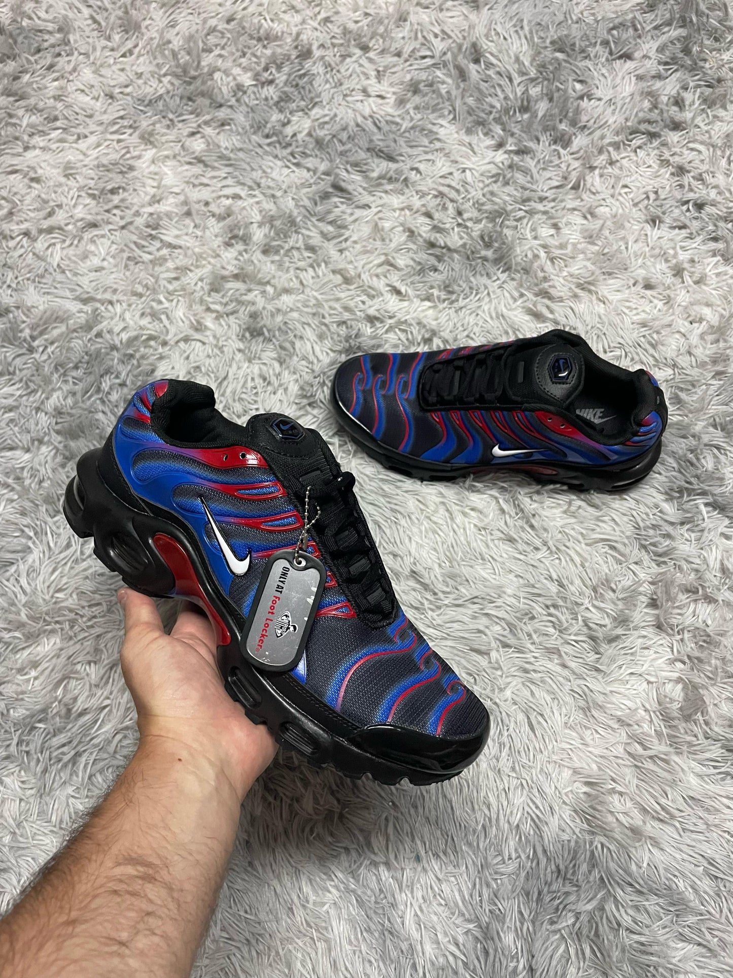 TN NEGRAS LOGO BLANCO CONTORNO NEGRO DETALLES AZULES Y ROJOS