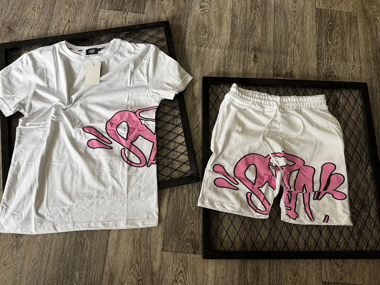 Conjunto corto syna blanco logo rosa contorno negro
