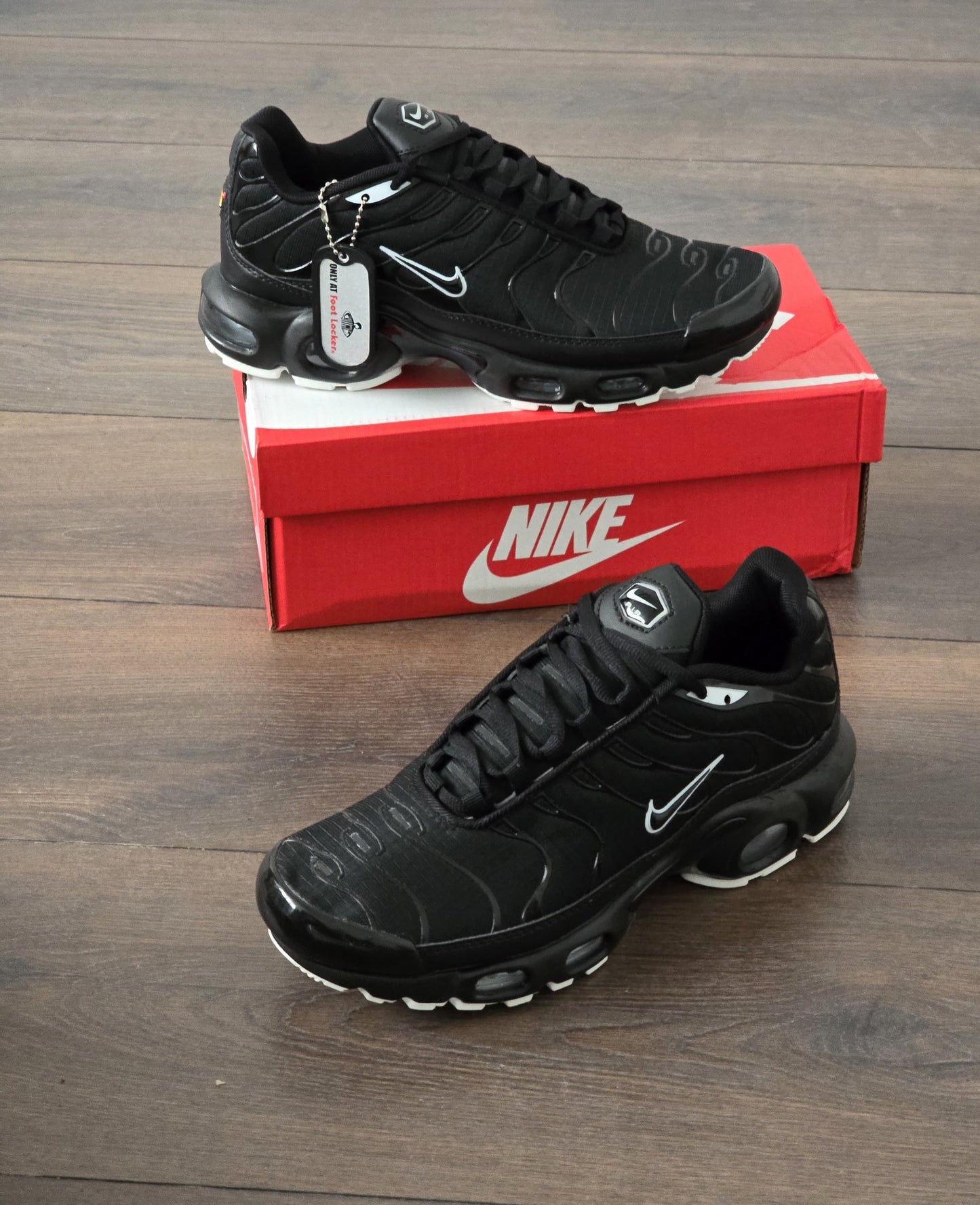Tn negra suela blanca new
