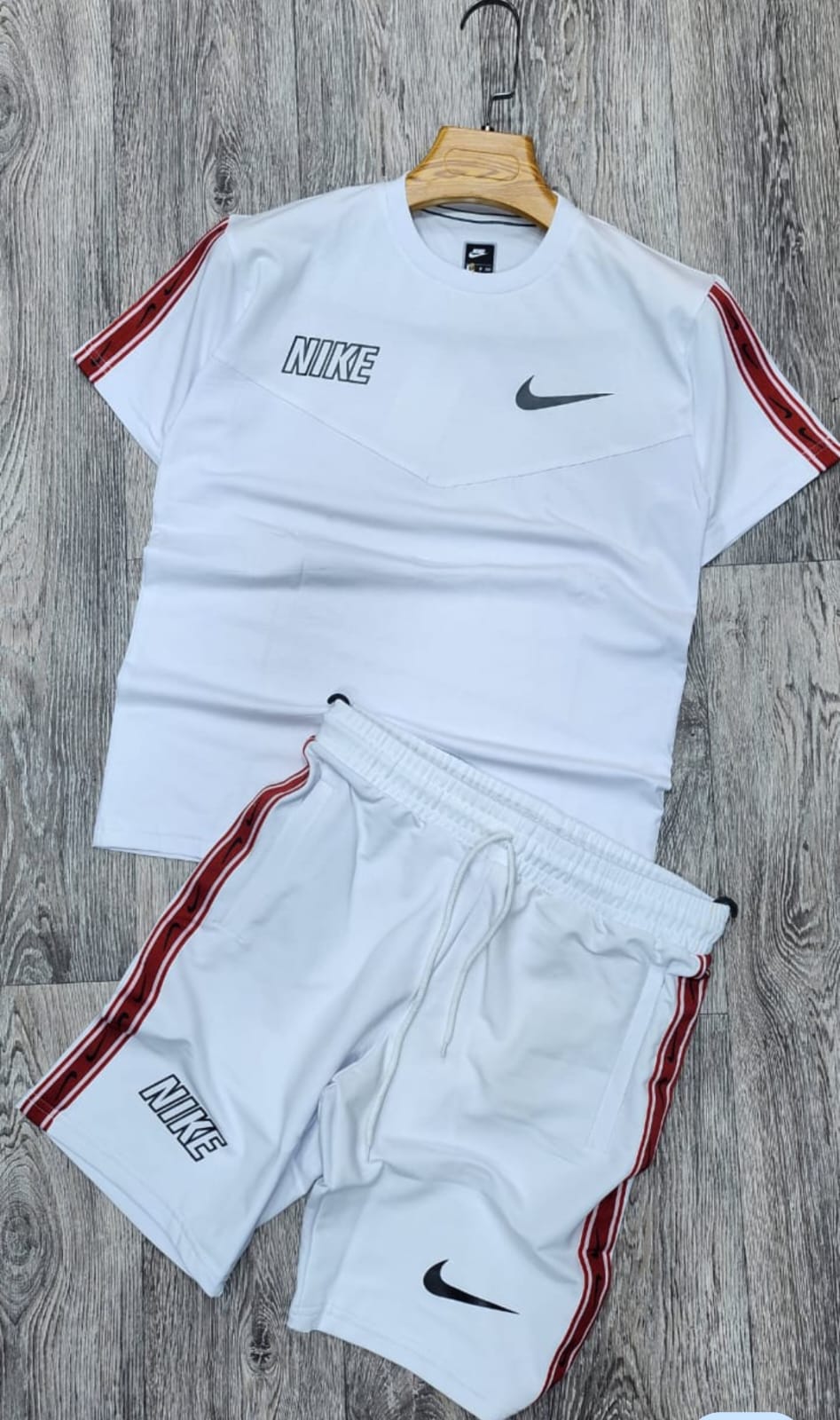Conjunto NIKE blanco logo negro detalles rojos