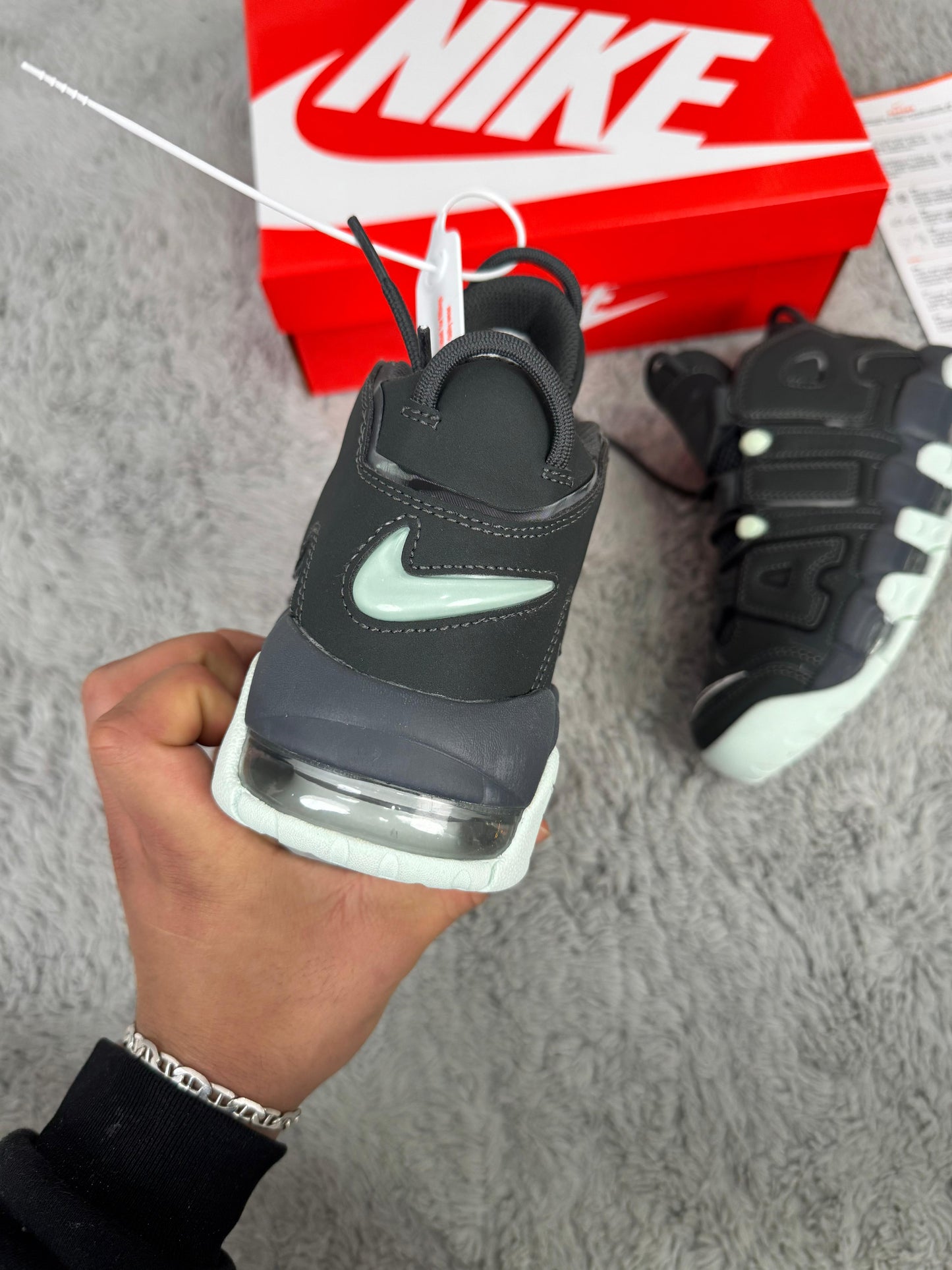 NIKE UPTEMPO NEGRO LOGO NEGRO DETALLES GRISES