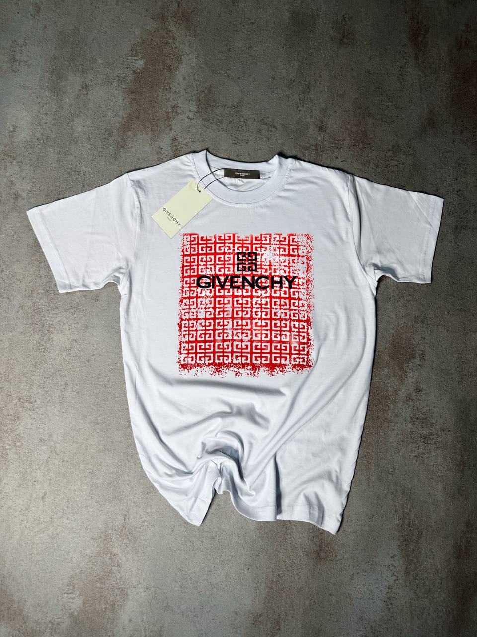 Camiseta Givenchy blanco logo negro figuras rojas