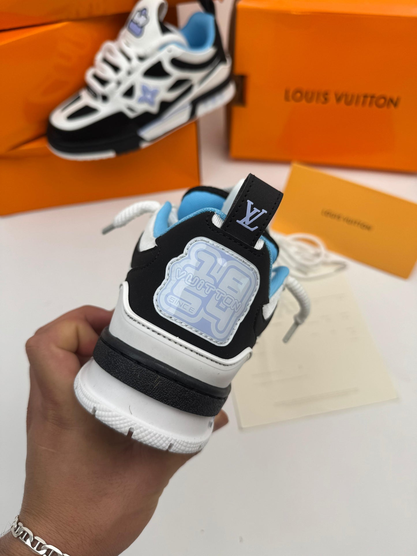 Louis vuitton SKATE 2025 blancas y negras detalles azules